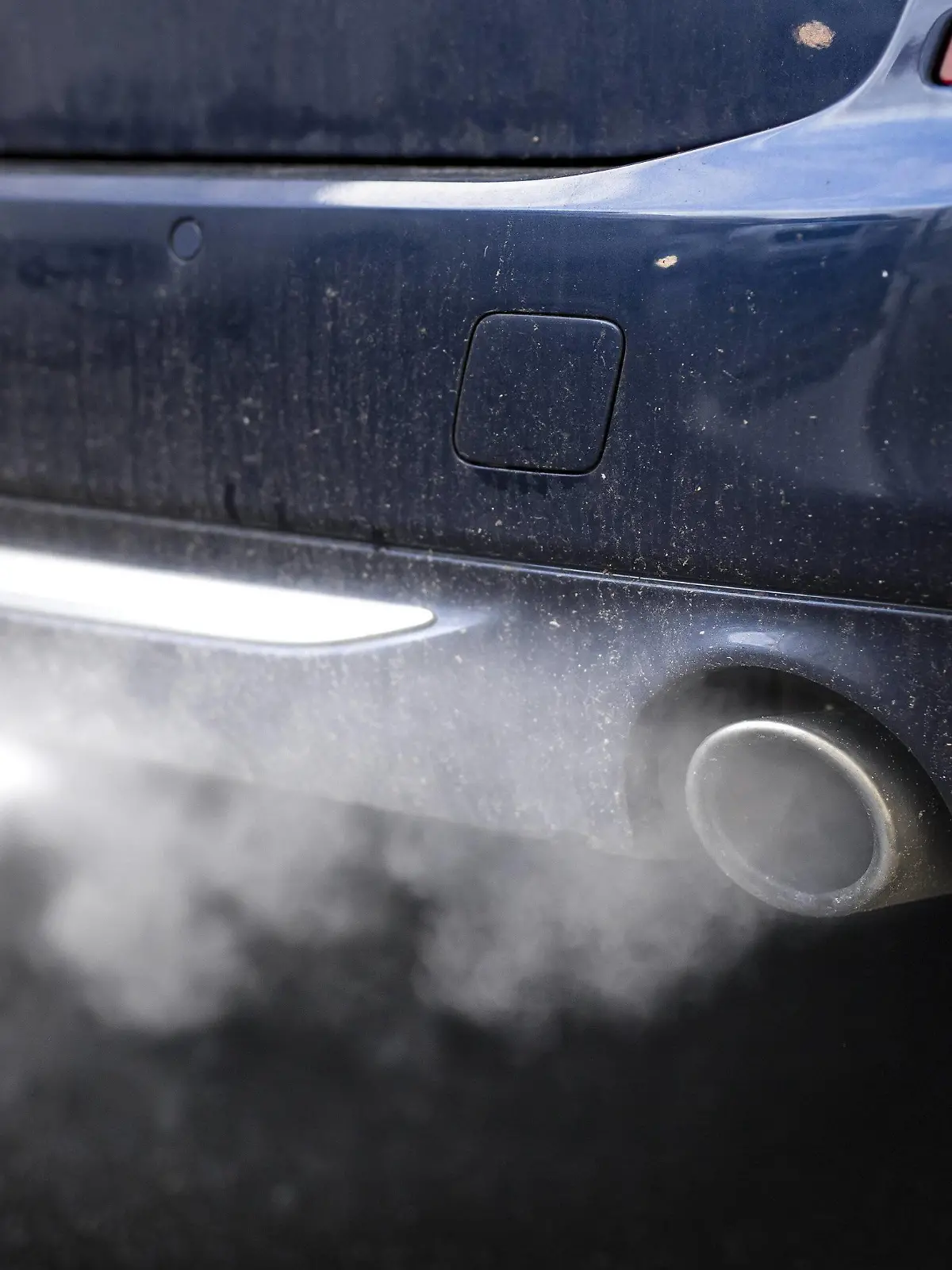  Abgase kommen aus einem anfahrendem Auto in Berlin. 28.01.2019. Berlin Deutschland *** Exhaust fumes come from a car approaching Berlin 28 01 2019 Berlin Germany PUBLICATIONxINxGERxSUIxAUTxONLY Copyright: xFelixxZahnx