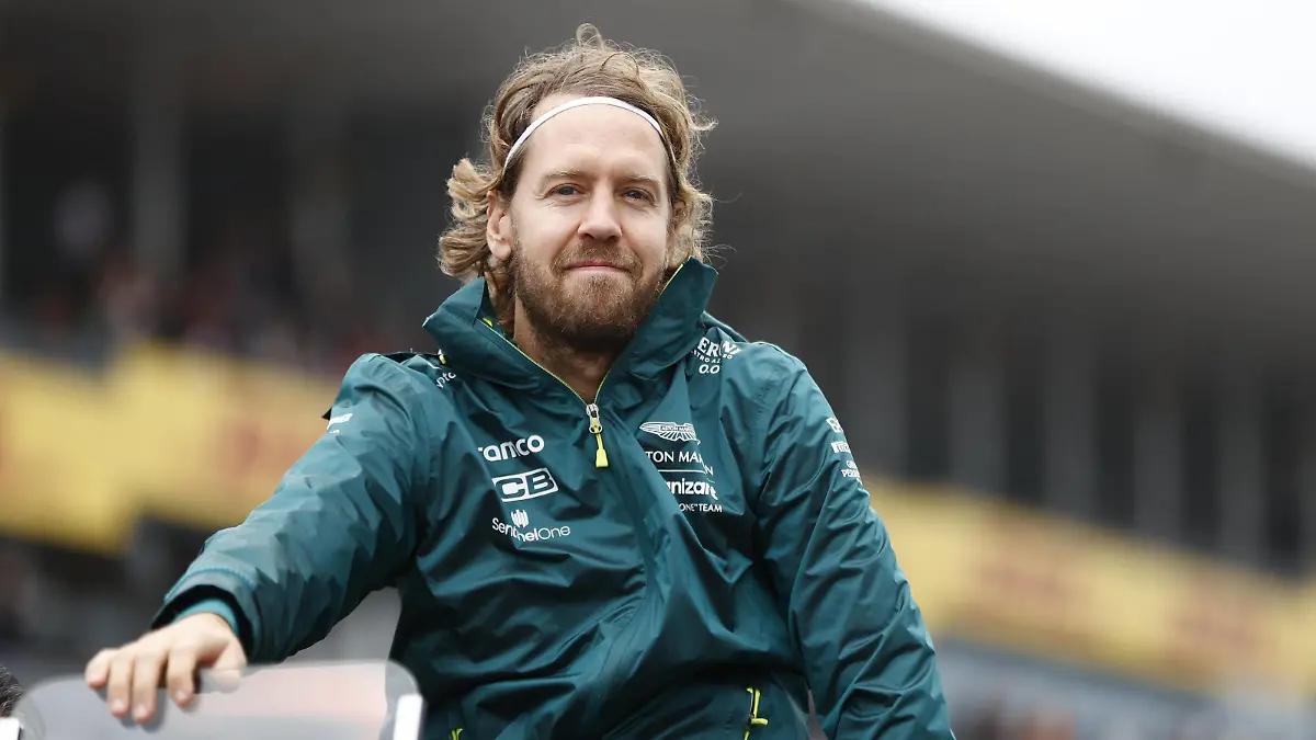 RECORD DATE NOT STATED Formula 1 2022: Japanese GP SUZUKA, JAPAN - OCTOBER 09: Sebastian Vettel, Aston Martin drivers parade during the Japanese GP at Suzuka on Sunday October 09, 2022 in Suzuka, Japan. Photo by Andy Hone / LAT Images Images PUBLICATIONxINxGERxSUIxAUTxHUNxONLY GP2218_220548_ONY2210