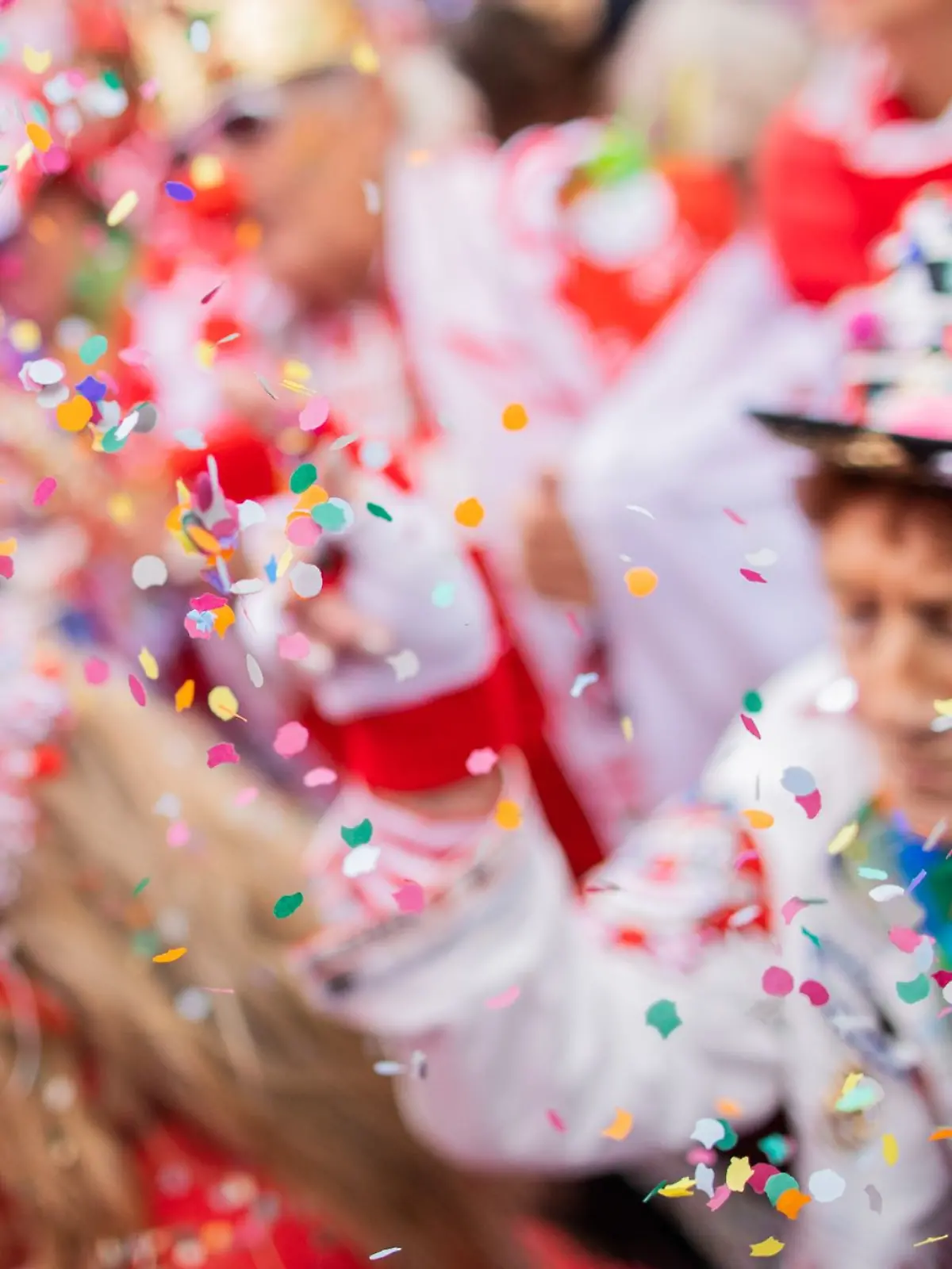 Jecken feiern Karneval.