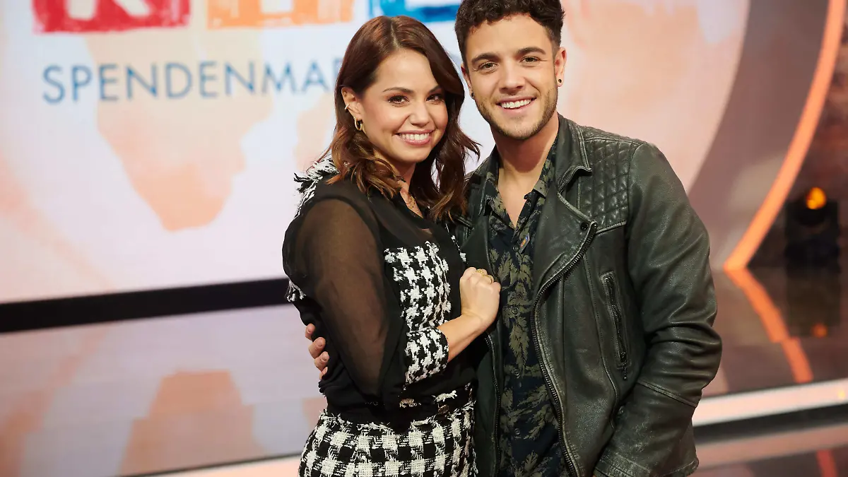 Die Tänzerin Christina Luft (l) und der Sänger Luca Hänni (r) stehen beim 25. RTL Spendenmarathon im Studio.