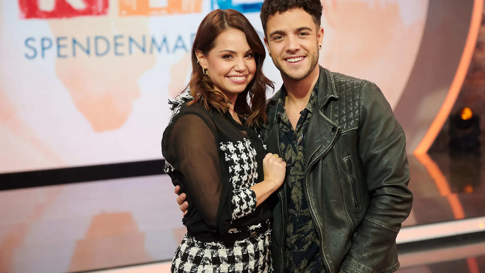 Die Tänzerin Christina Luft (l) und der Sänger Luca Hänni (r) stehen beim 25. RTL Spendenmarathon im Studio.