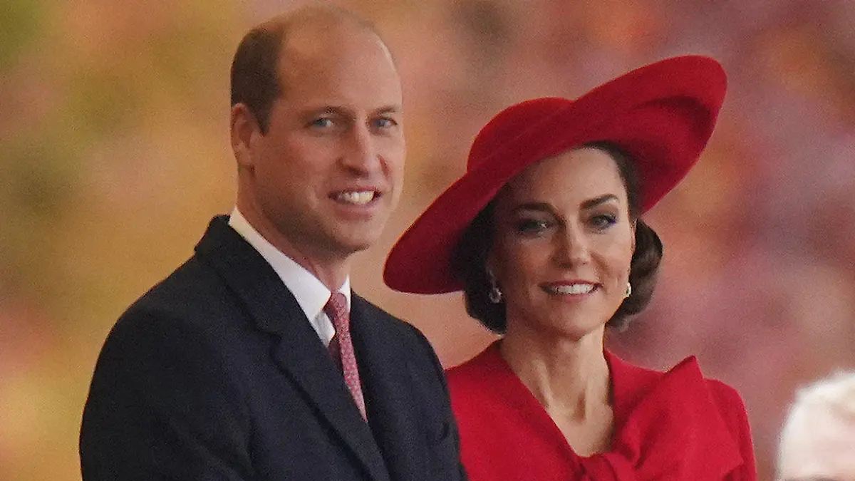 21.11.2023, Großbritannien, London: Kate (r), Prinzessin von Wales, und William, Prinz von Wales, stehen bei der feierlichen Begrüßung des südkoreanischen Präsidenten und seiner Frau am ersten Tag des Staatsbesuchs des Paares in Großbritannien zusammen. Foto: Victoria Jones/PA Wire/dpa +++ dpa-Bildfunk +++