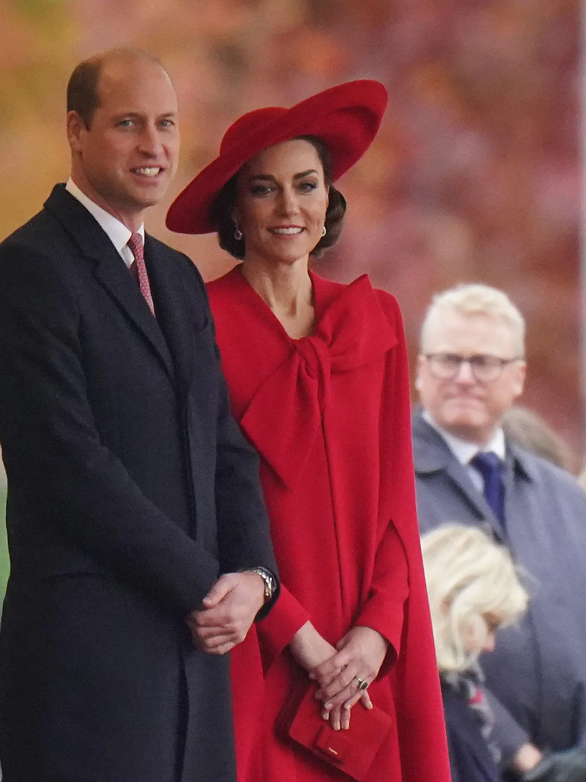 21.11.2023, Großbritannien, London: Kate (r), Prinzessin von Wales, und William, Prinz von Wales, stehen bei der feierlichen Begrüßung des südkoreanischen Präsidenten und seiner Frau am ersten Tag des Staatsbesuchs des Paares in Großbritannien zusammen. Foto: Victoria Jones/PA Wire/dpa +++ dpa-Bildfunk +++