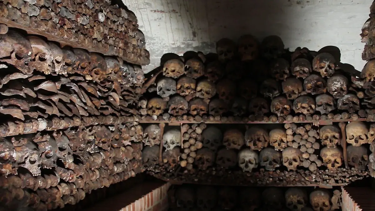 2011 wurden die vermauerten Knochenreste bei Renovierungsarbeiten wiederentdeckt.