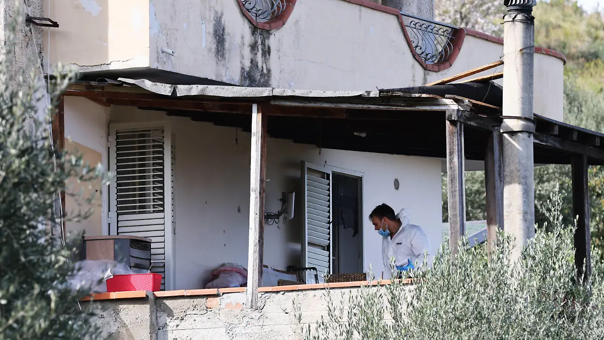 ALTAVILLA MILICIA TRIPLE MURDER A MAN KILLS HIS WIFE AND TWO CHILDREN AGED 5 AND 16, THE OLDEST, 17 YEARS OLD, WAS SAVED in the photo the findings of the Carabinieri Ris in the house of Altavilla Milicia Altavilla Milicia PA Italy PUBLICATIONxNOTxINxFRAxESPxUKxUSAxBELxPOL Copyright: xIPA/ABACAx