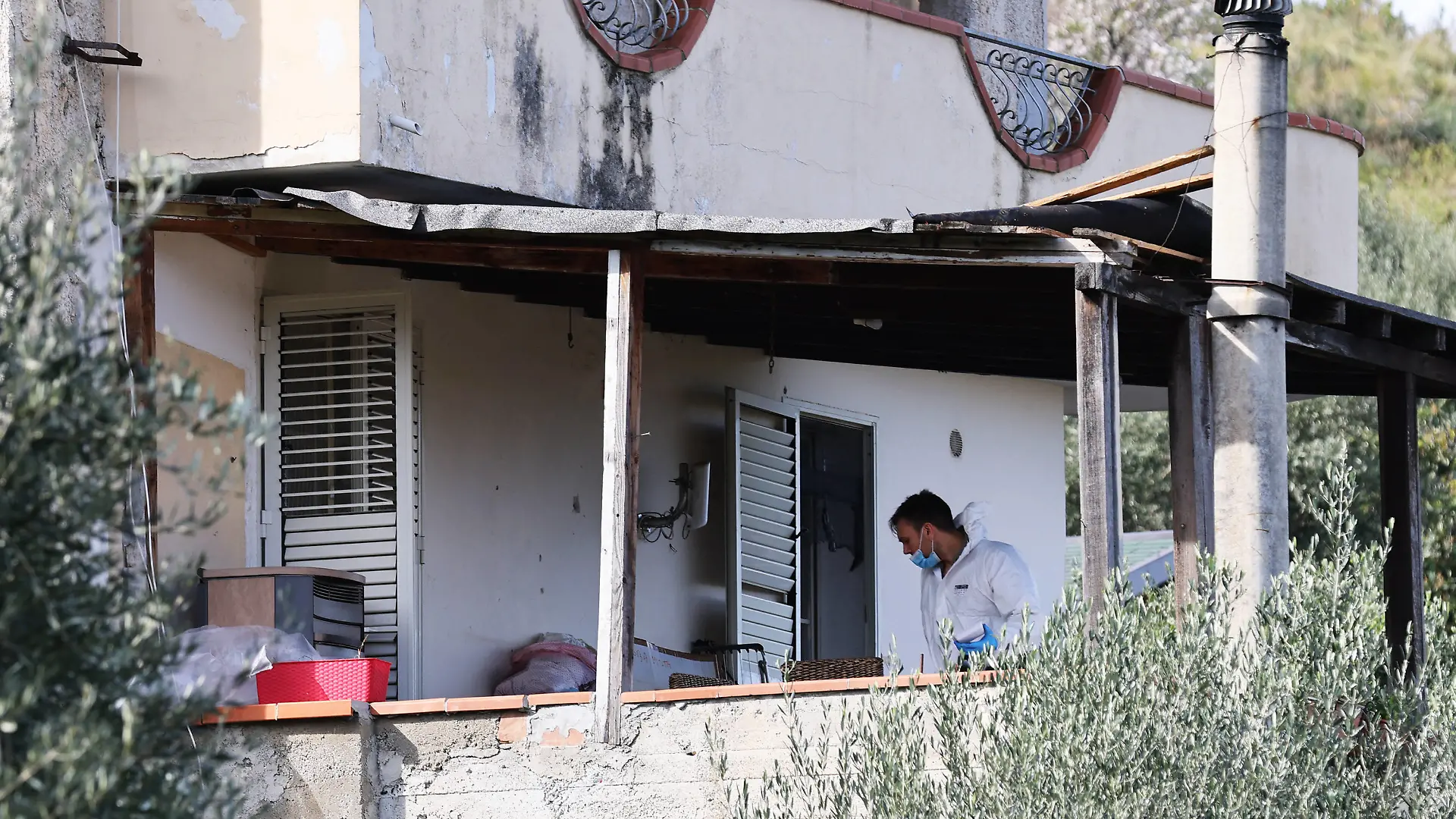 ALTAVILLA MILICIA TRIPLE MURDER A MAN KILLS HIS WIFE AND TWO CHILDREN AGED 5 AND 16, THE OLDEST, 17 YEARS OLD, WAS SAVED in the photo the findings of the Carabinieri Ris in the house of Altavilla Milicia Altavilla Milicia PA Italy PUBLICATIONxNOTxINxFRAxESPxUKxUSAxBELxPOL Copyright: xIPA/ABACAx