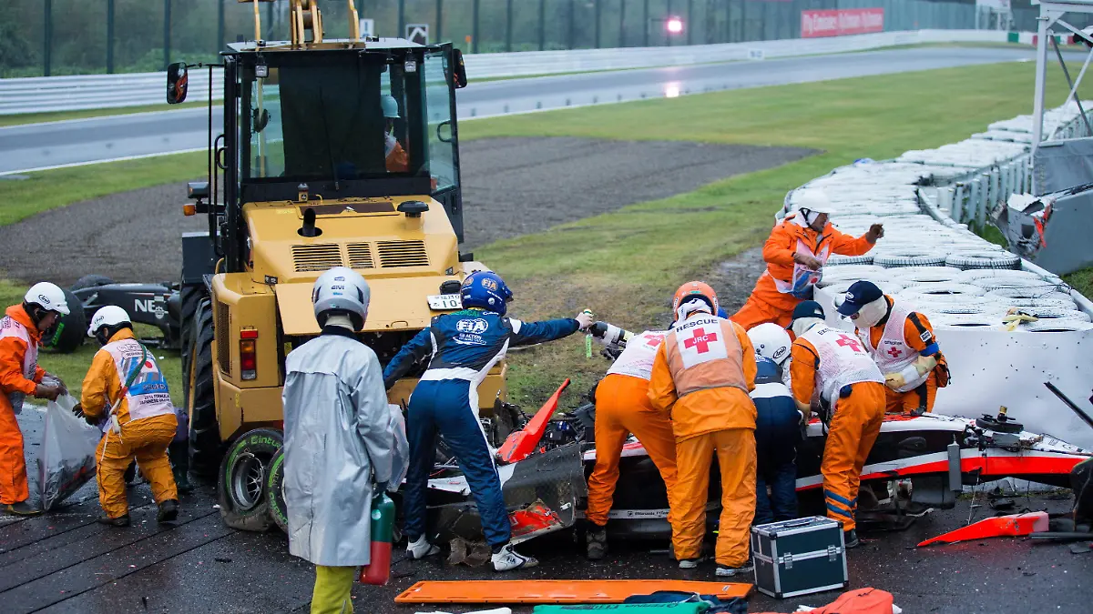 ARCHIV - Course marshalls and doctors at French Formula One driver Jules Bianchi of Marussia F1 Team crash site during the Japanese Formula One Grand Prix at the Suzuka Circuit in Suzuka, Mie Prefecture, central Japan, 05 October 2014. Photo: EPA/HIROSHI YAMAMURA JAPAN OUT MANDATORY CREDIT: HIROSHI YAMAMURA EDITORIAL USE ONLY/NO SALES (zu dpa "Neun Monate nach Unfall in Suzuka: Formel-1-Fahrer Bianchi ist tot" vom 18.07.2015) +++(c) dpa - Bildfunk+++