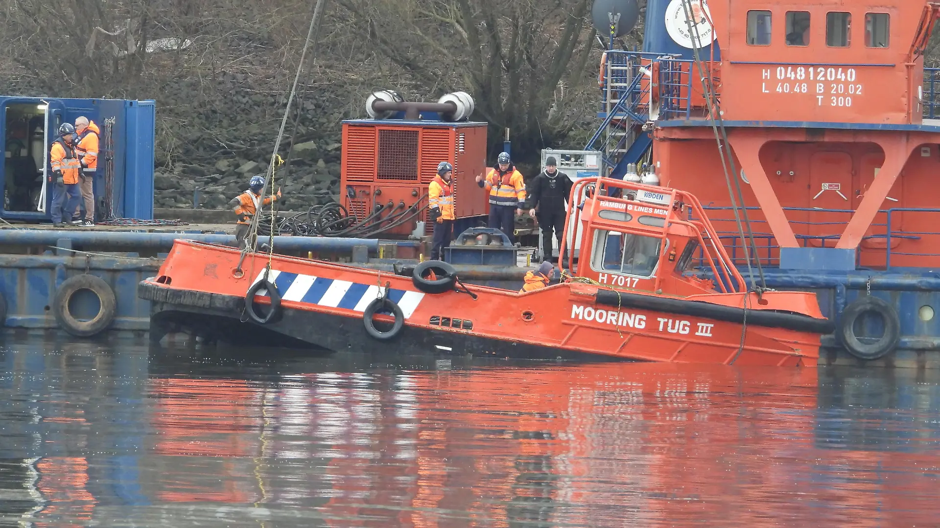 Hamburg: Das gestern abend gesunkene Festmacherboot wurde heute von einem Schwimmkran geborgen - Der Schiffsführer wird weiterhin vermisst
Bergung dauerte mehrere Stunden
Das gestern abend nach einer Kollision mit einem Schubverband gesunkene Festmacherboot wurde heute mit der Hilfe des Schwimmkrans "Wal" geborgen. Der vermisste Schiffsführer war nicht an Boot der Schiffsführerkabine und wird somit weiterhin gesucht.