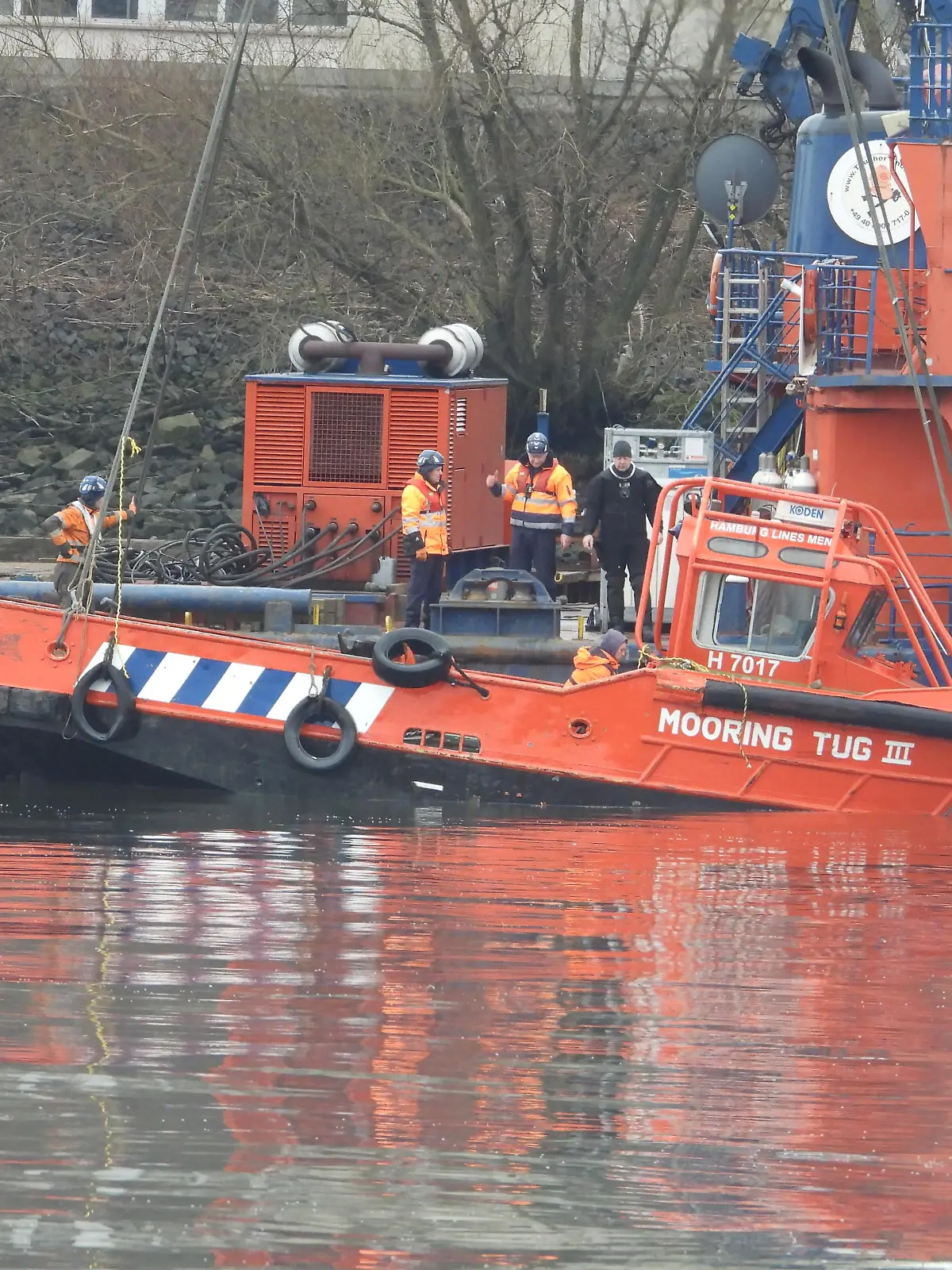 Hamburg: Das gestern abend gesunkene Festmacherboot wurde heute von einem Schwimmkran geborgen - Der Schiffsführer wird weiterhin vermisst

Bergung dauerte mehrere Stunden

Das gestern abend nach einer Kollision mit einem Schubverband gesunkene Festmacherboot wurde heute mit der Hilfe des Schwimmkrans "Wal" geborgen. Der vermisste Schiffsführer war nicht an Boot der Schiffsführerkabine und wird somit weiterhin gesucht.