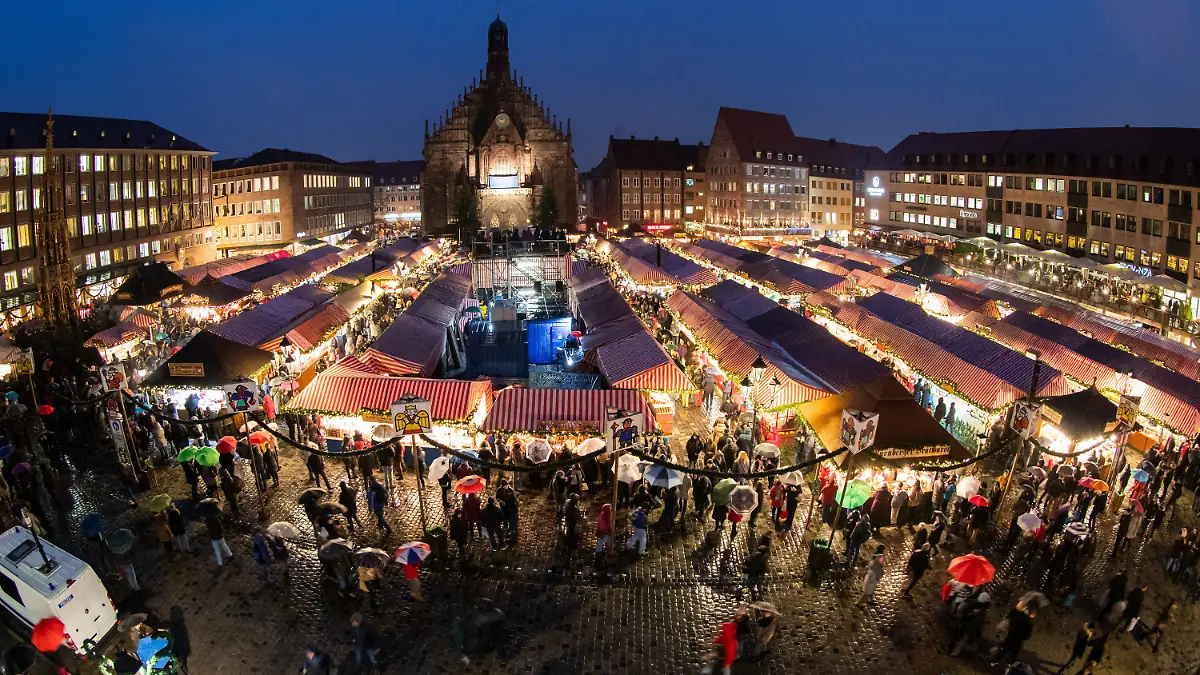 ARCHIV - 30.11.2018, Bayern, Nürnberg: Der Nürnberger Christkindlesmarkt. (zu dpa «Energie sparen bei Weihnachtsmärkten - Kommunen beraten» vom 14.09.2022) Foto: Daniel Karmann/dpa +++ dpa-Bildfunk +++