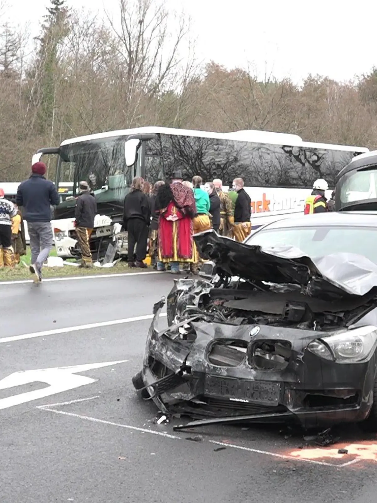 Ein Pkw und ein Reisebus sind auf dem Weg zum Rosenmontagszug in Seligenstadt zusammengestoßen.