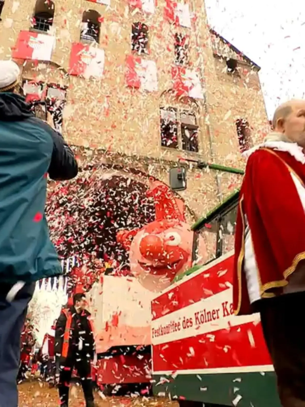 Bild zu: "Millionen feiern Karneval"