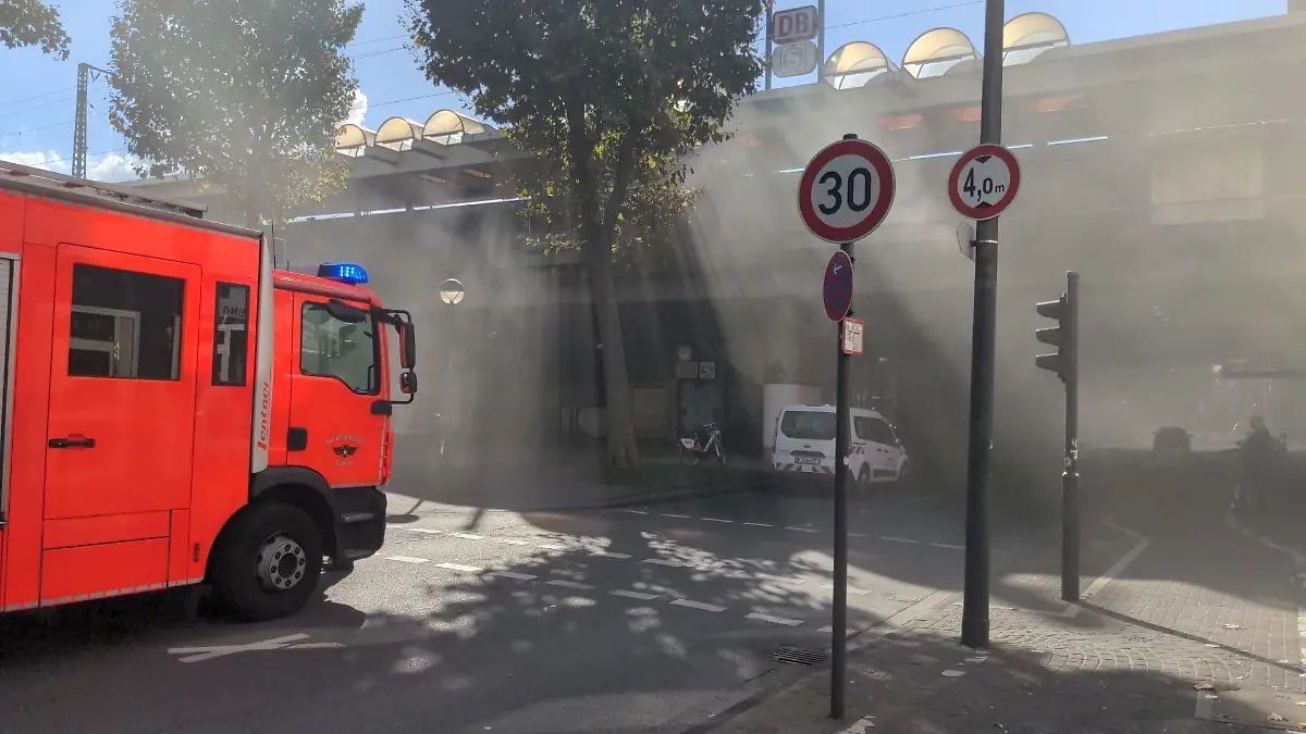 Rund um die Haltestelle waren Rauchschwaden zu sehen.