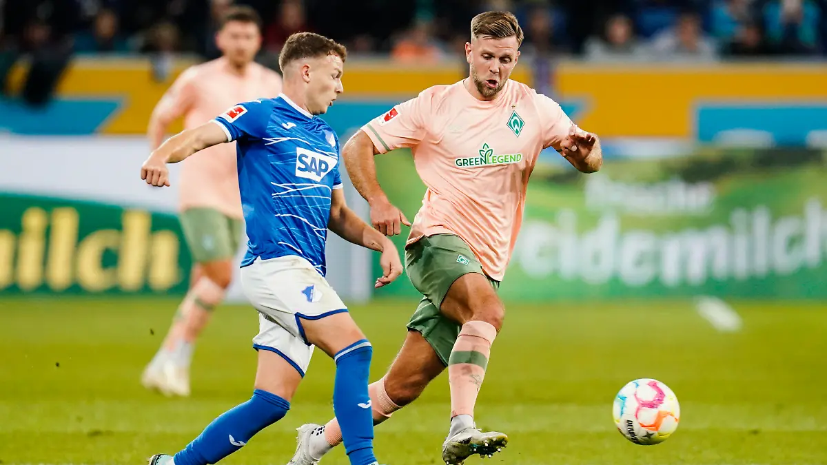 07.10.2022, Baden-Württemberg, Sinsheim: Fußball: Bundesliga, TSG 1899 Hoffenheim - Werder Bremen, 9. Spieltag, PreZero Arena. Hoffenheims Dennis Geiger (l) und Bremens Niclas Füllkrug kämpfen um den Ball. Foto: Uwe Anspach/dpa - WICHTIGER HINWEIS: Gemäß den Vorgaben der DFL Deutsche Fußball Liga bzw. des DFB Deutscher Fußball-Bund ist es untersagt, in dem Stadion und/oder vom Spiel angefertigte Fotoaufnahmen in Form von Sequenzbildern und/oder videoähnlichen Fotostrecken zu verwerten bzw. verwerten zu lassen. +++ dpa-Bildfunk +++