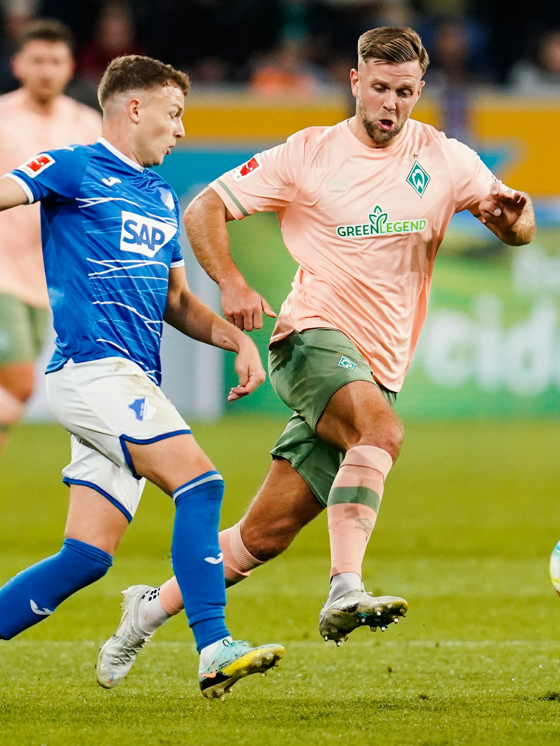 07.10.2022, Baden-Württemberg, Sinsheim: Fußball: Bundesliga, TSG 1899 Hoffenheim - Werder Bremen, 9. Spieltag, PreZero Arena. Hoffenheims Dennis Geiger (l) und Bremens Niclas Füllkrug kämpfen um den Ball. Foto: Uwe Anspach/dpa - WICHTIGER HINWEIS: Gemäß den Vorgaben der DFL Deutsche Fußball Liga bzw. des DFB Deutscher Fußball-Bund ist es untersagt, in dem Stadion und/oder vom Spiel angefertigte Fotoaufnahmen in Form von Sequenzbildern und/oder videoähnlichen Fotostrecken zu verwerten bzw. verwerten zu lassen. +++ dpa-Bildfunk +++