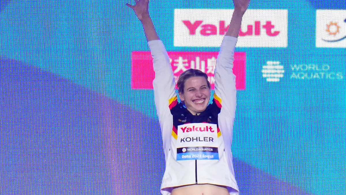 12.02.2024, Katar, Doha: Schwimmen: Weltmeisterschaft, 100 m Schmetterling, Frauen, Finale: Angelina Köhler aus Deutschland jubelt auf dem Podium über ihren Sieg. Foto: Hassan Ammar/AP/dpa +++ dpa-Bildfunk +++
