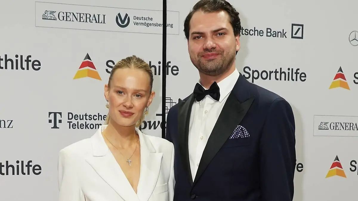 Die Sporthilf hat zum 52. Ball des Sports geladen. Viel Prominens kam ueber den roten Teppich. Jimi Blue Ochsenknecht Laura Marie Geissler - 52. Ball des Sports Die Sporthilf hat zum 52. Ball des Sports geladen. Viel Prominens kam ueber den roten Teppich. Deutschland, Frankfurt, Festhalle, 21.01.2023 *** The Sporthilf has invited to the 52 Ball of Sports Many celebrities came over the red carpet Jimi Blue Ochsenknecht Laura Marie Geissler 52 Ball of Sports The Sporthilf has invited to the 52 Ball of Sports Many celebrities came over the red carpet Germany, Frankfurt, Festhalle, 21 01 2023 SP_GHR