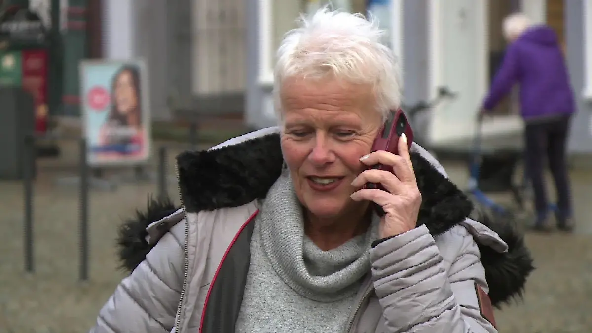 Angela Hohmann am Handy