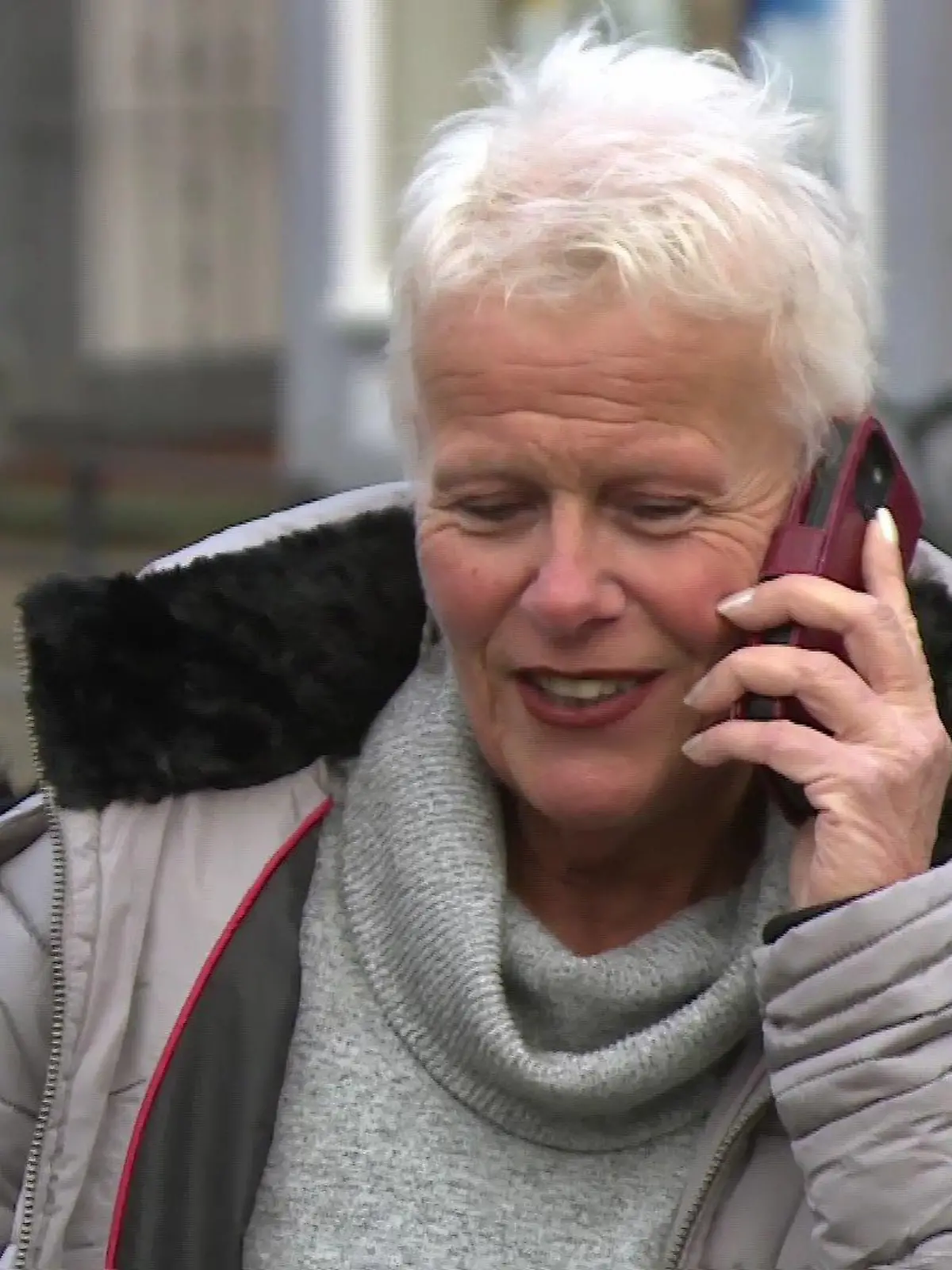 Angela Hohmann am Handy