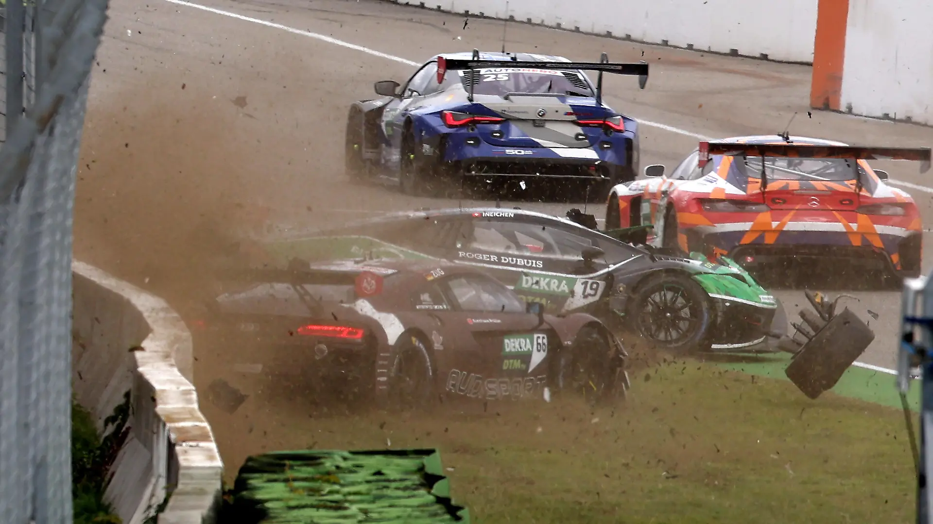 Startunfall mit Rolf Ineichen SUI Grasser Racing Team - Lamborghini Huracan,Clemens Schmid AUT GRT grasser-racing.com - Lamborghini Huracanund Marius Zug GER Attempto Racing - Audi R8 beim DTM-Lauf auf dem Hockenheimring. Copyright Thomas Pakusch *** Start accident with Rolf Ineichen SUI Grasser Racing Team Lamborghini Huracan ,Clemens Schmid AUT GRT grasser racing com Lamborghini Huracan and Marius Zug GER Attempto Racing Audi R8 at the DTM round at the Hockenheimring Copyright Thomas Pakusch