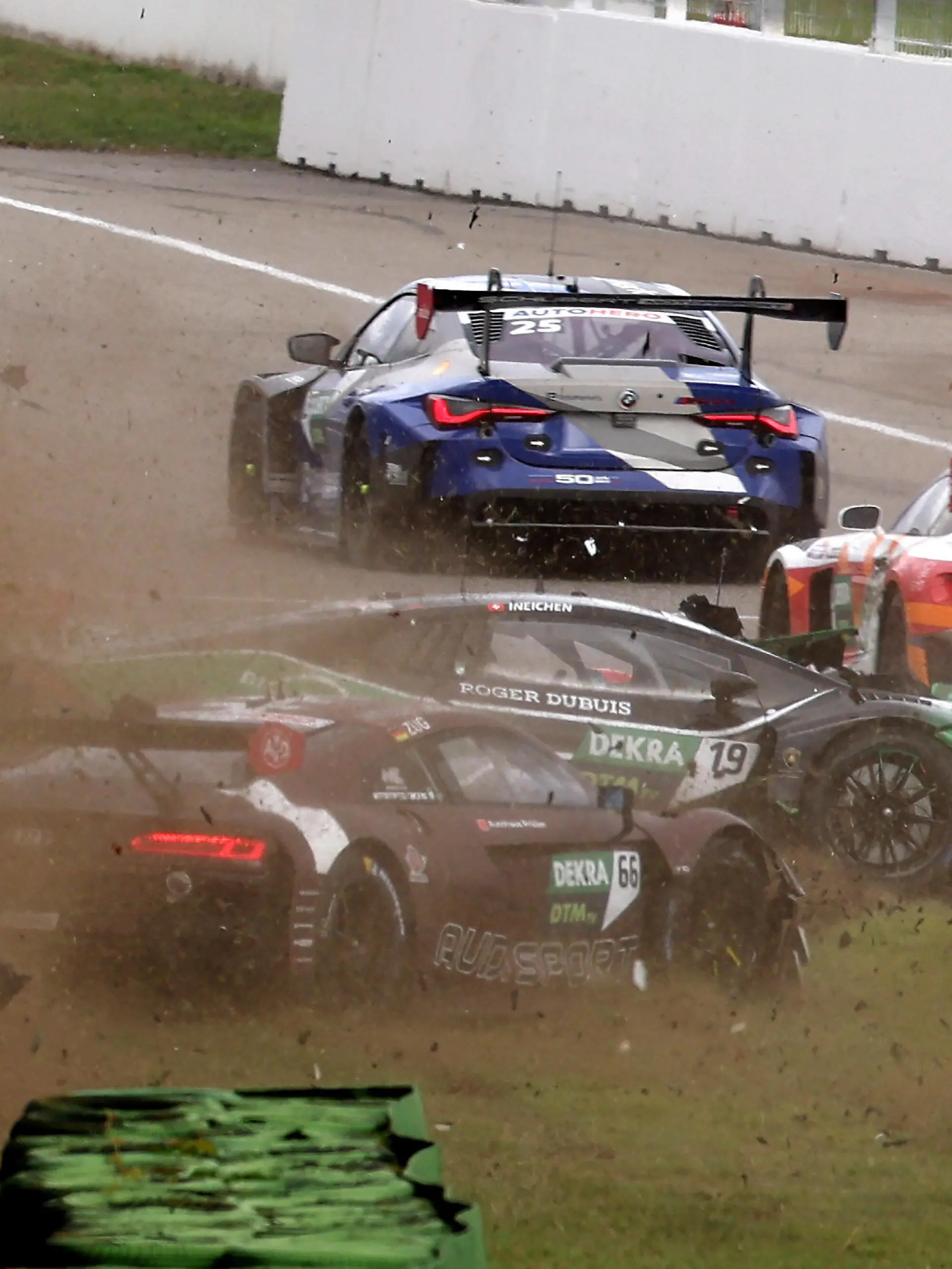Startunfall mit Rolf Ineichen SUI Grasser Racing Team - Lamborghini Huracan,Clemens Schmid AUT GRT grasser-racing.com - Lamborghini Huracanund Marius Zug GER Attempto Racing - Audi R8 beim DTM-Lauf auf dem Hockenheimring. Copyright Thomas Pakusch *** Start accident with Rolf Ineichen SUI Grasser Racing Team Lamborghini Huracan ,Clemens Schmid AUT GRT grasser racing com Lamborghini Huracan and Marius Zug GER Attempto Racing Audi R8 at the DTM round at the Hockenheimring Copyright Thomas Pakusch 