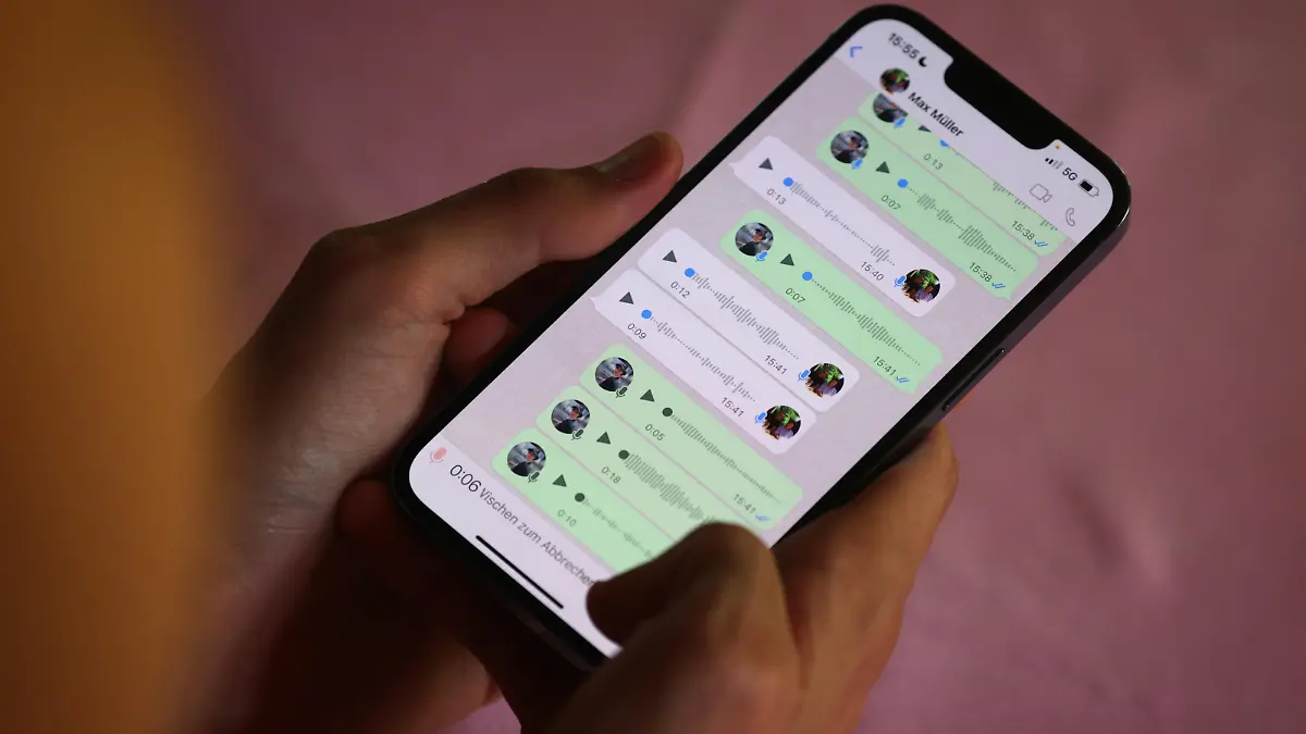 Eine WhatsApp-Sprachnachricht wird auf ein Smartphone gesprochen. Sprachnachrichten sorgen dagegen bei manchen Empfängern für Frust. Andere freuen sich über die persönliche Botschaft. (zu dpa "Nicht noch eine Sprachnachricht?")