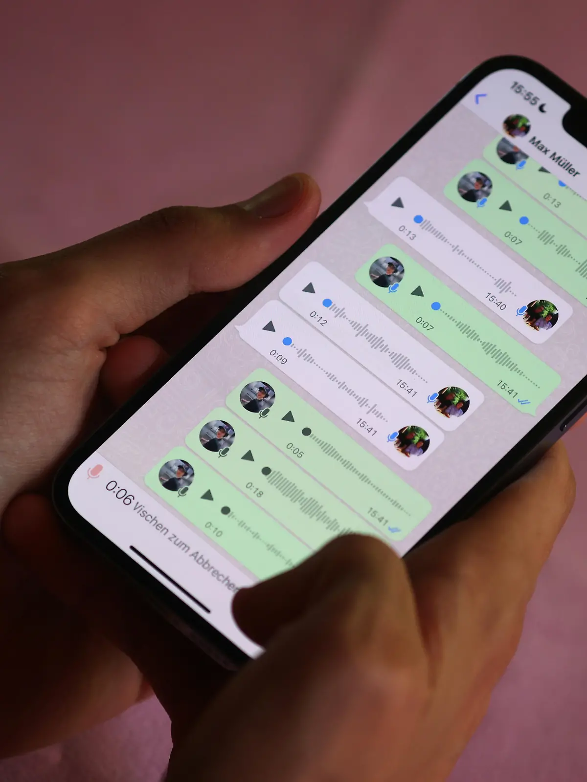 Eine WhatsApp-Sprachnachricht wird auf ein Smartphone gesprochen. Sprachnachrichten sorgen dagegen bei manchen Empfängern für Frust. Andere freuen sich über die persönliche Botschaft. (zu dpa "Nicht noch eine Sprachnachricht?")