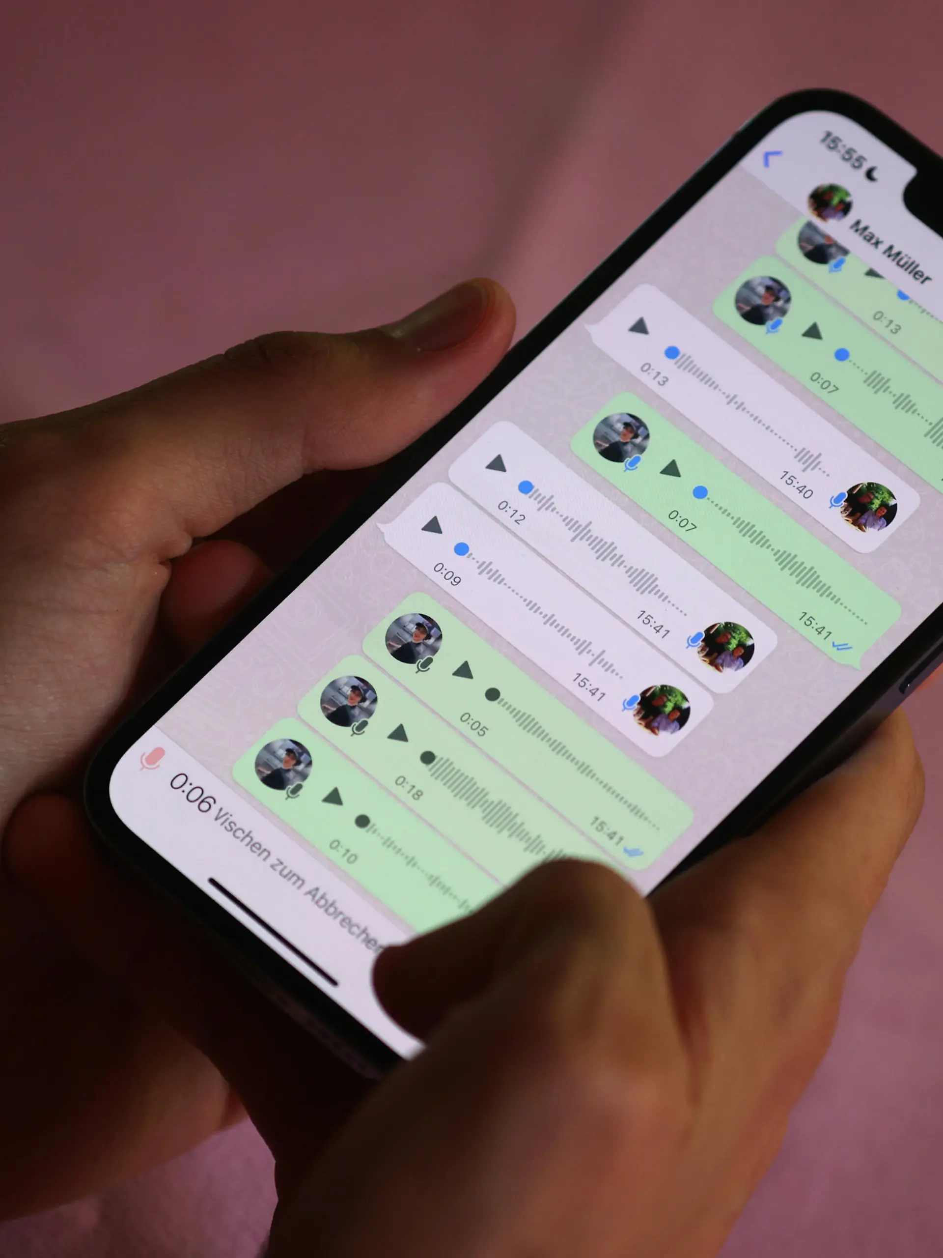 Eine WhatsApp-Sprachnachricht wird auf ein Smartphone gesprochen. Sprachnachrichten sorgen dagegen bei manchen Empfängern für Frust. Andere freuen sich über die persönliche Botschaft. (zu dpa "Nicht noch eine Sprachnachricht?")