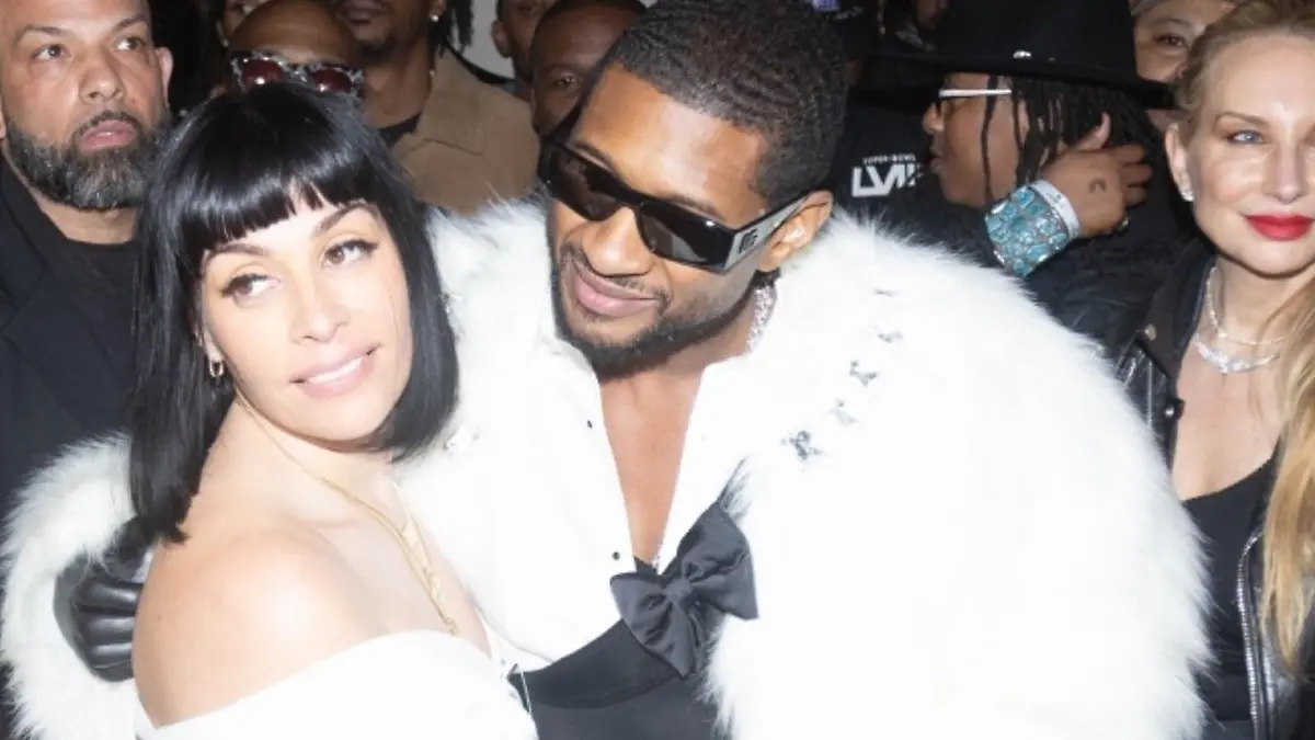 SONDERKONDITIONEN: MINDESTHONORAR: Las Vegas, NV - *EXCLUSIVE* - Usher and his new bride, Jennifer Goicoechea, make a stunning entrance at his private Super Bowl after party, directly following their wedding ceremony.
Pictured: Usher, Jennifer Goicoechea
BACKGRID USA 12 FEBRUARY 2024 
BYLINE MUST READ: BACKGRID



