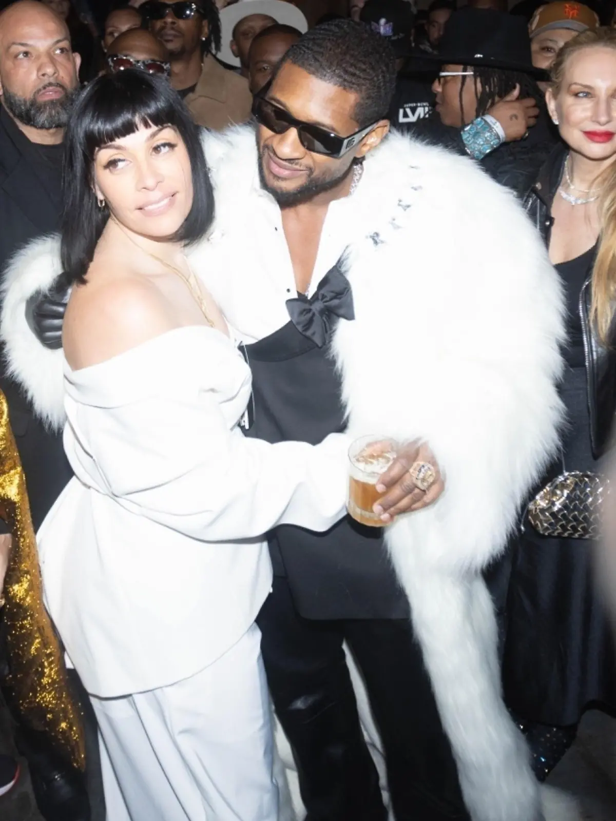 SONDERKONDITIONEN: MINDESTHONORAR: Las Vegas, NV - *EXCLUSIVE* - Usher and his new bride, Jennifer Goicoechea, make a stunning entrance at his private Super Bowl after party, directly following their wedding ceremony.
Pictured: Usher, Jennifer Goicoechea
BACKGRID USA 12 FEBRUARY 2024 
BYLINE MUST READ: BACKGRID



