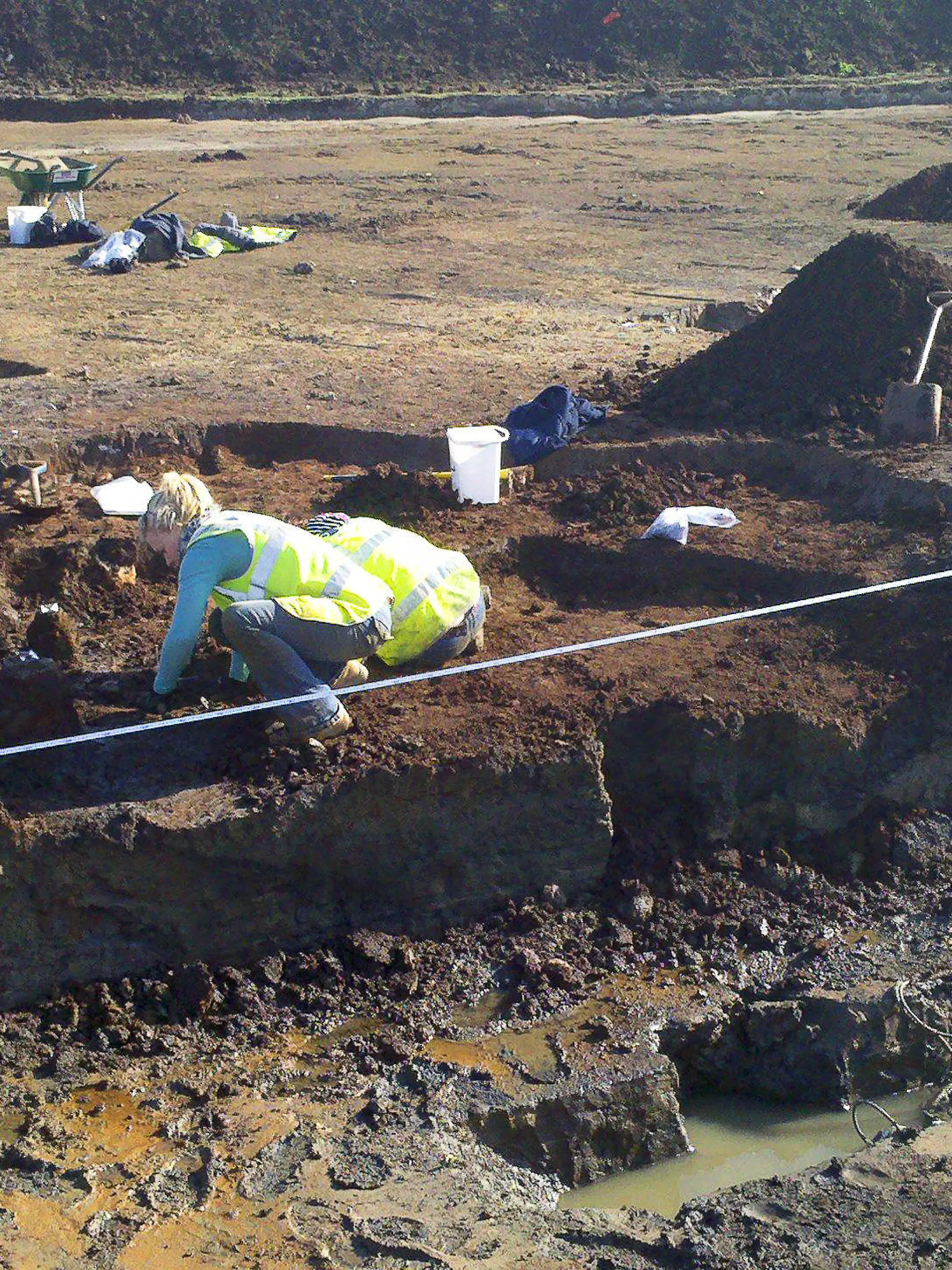 HANDOUT - 12.02.2024, Großbritannien, Aylesbury: HANDOUT - Dieses von Oxford Archaeology zur Verfügung gestellte Foto zeigt die Ausgrabungsstätte im mittelenglischen Aylesbury. Ein Ei aus römischer Zeit, das vor einigen Jahren in Aylesbury gefunden wurde, enthält noch immer eine Flüssigkeit. Experten gehen davon aus, dass es sich dabei um Eiweiß und Dotter handelt, die sich zu einer einzigen Flüssigkeit verbunden hätten. (zu dpa: «Ei aus römischer Zeit im Inneren noch flüssig») Foto: -/Oxford Archaeology/dpa - ACHTUNG: Nur zur redaktionellen Verwendung im Zusammenhang mit der aktuellen Berichterstattung und nur mit vollständiger Nennung des vorstehenden Credits +++ dpa-Bildfunk +++