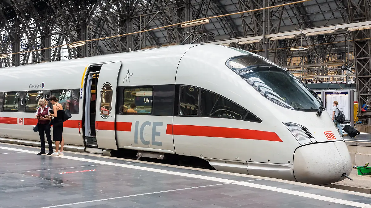 ICE-Zug im Bahnhof