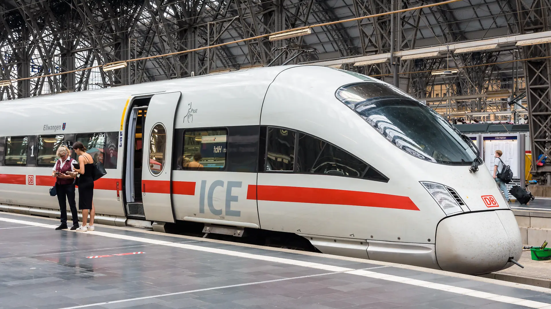 ICE-Zug im Bahnhof