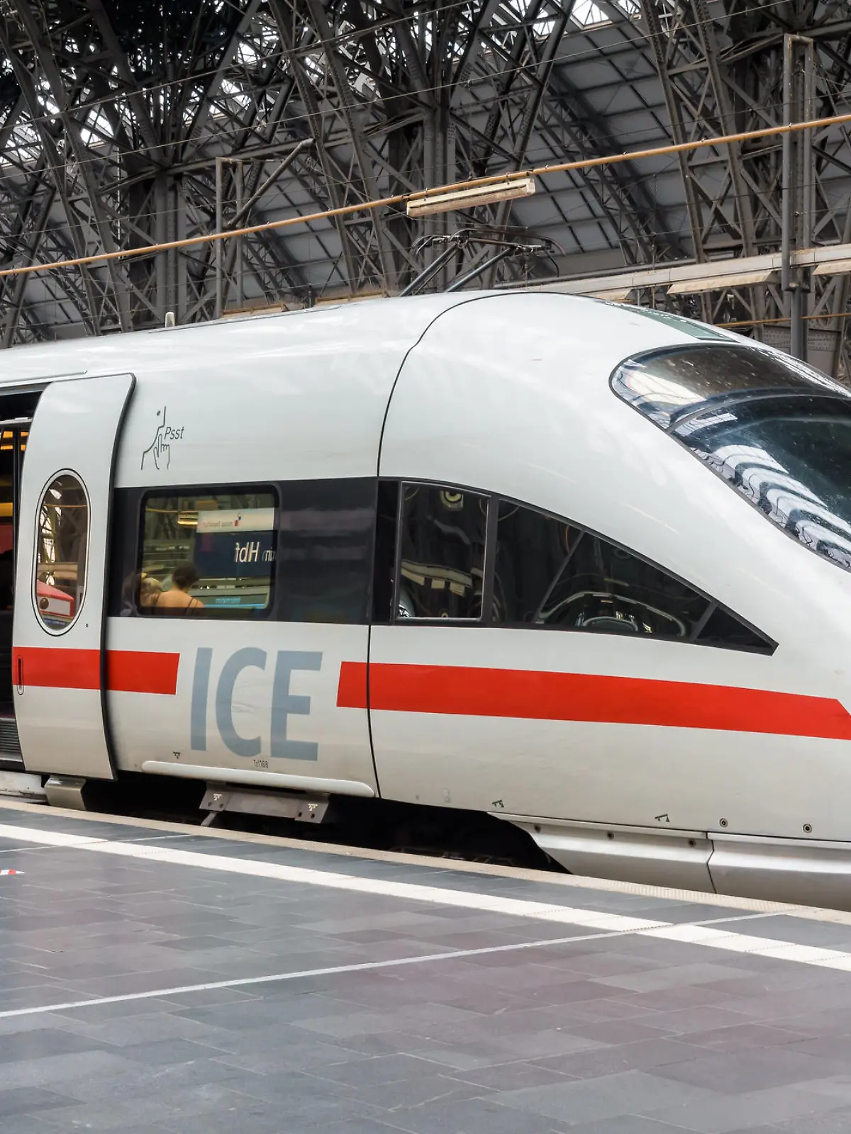 ICE-Zug im Bahnhof