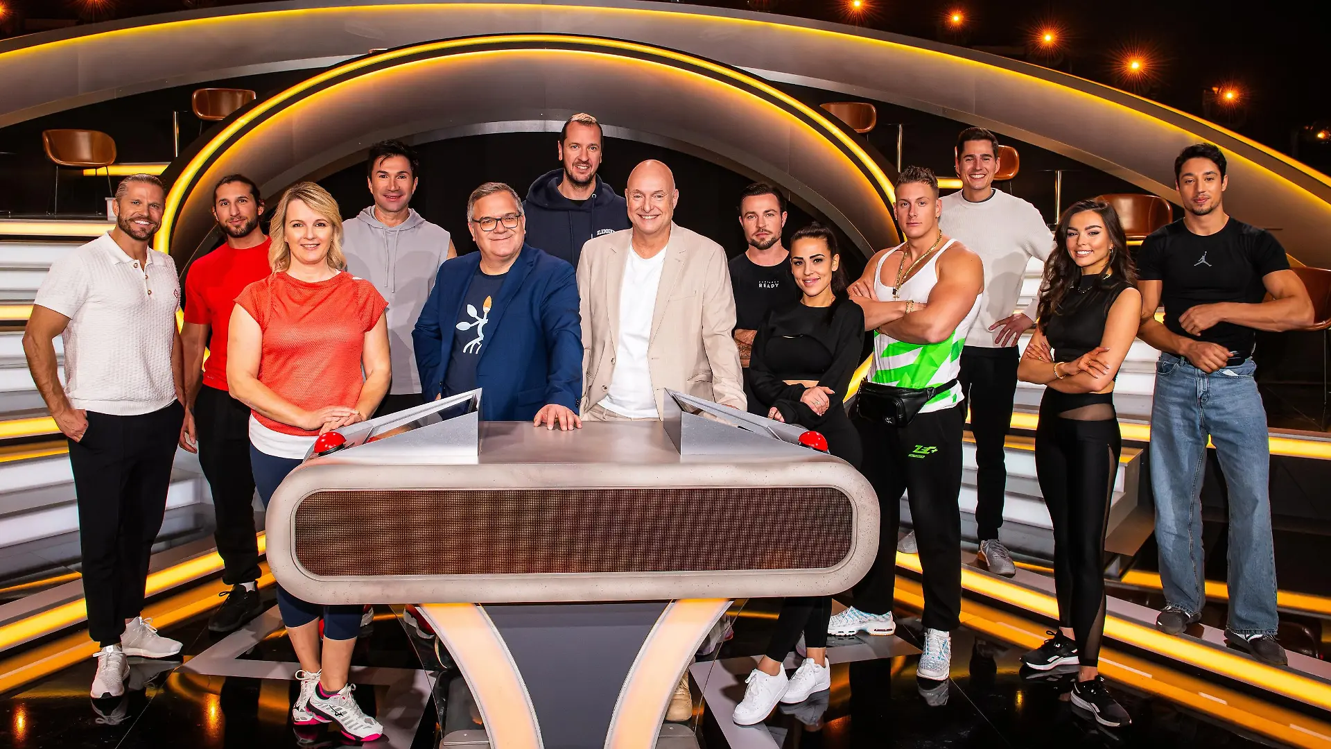 V.l.: Paul Janke, Adriano Salvaggio, Hilde Gerg, Lucas Cordalis, Moderator Elton, Pascal Hens, Kommentator Frank Buschmann, Benjamin Melzer, Elena Miras, Calvin Kleinen, Timothy Boldt, Lili Paul Roncalli und René Casselly.
+++ Die Verwendung des sendungsbezogenen Materials ist nur mit dem Hinweis und Verlinkung auf RTL+ gestattet. +++