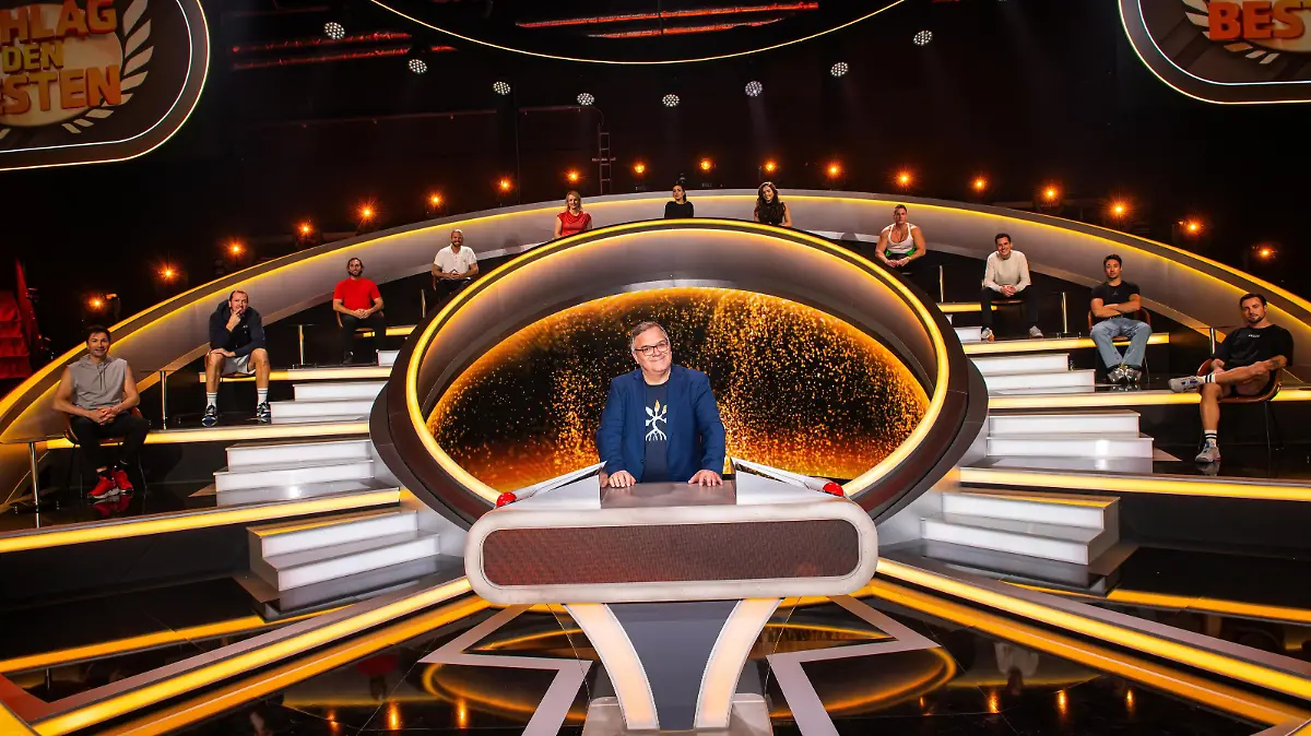V.l.: Lucas Cordalis, Pascal Hens, Adriano Salvaggio, Paul Janke, Hilde Gerg, Elena Miras, Lili Roncalli, Calvin Kleinen, Timothy Boldt, René Casselly und Benjamin Melzer. Im Vordergrund Moderator Elton.

+++ Die Verwendung des sendungsbezogenen Materials ist nur mit dem Hinweis und Verlinkung auf RTL+ gestattet. +++