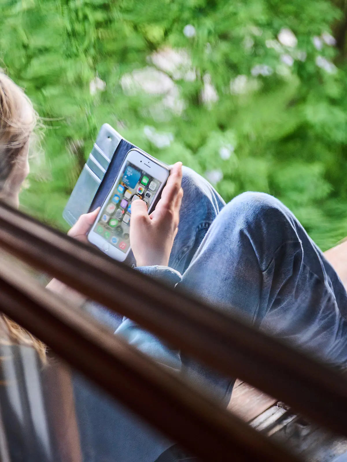 ARCHIV - 28.05.2022, Berlin: Ein Junge sitzt am Fenster und schaut auf sein Handy. Frankreich will eine Altersgrenze von 13 Jahren für soziale Medien einführen. (zu dpa: «Frankreichs Premier will Altersgrenze von 13 Jahren für soziale Medien») Foto: Annette Riedl/dpa +++ dpa-Bildfunk +++