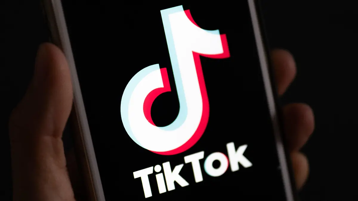 ARCHIV - 22.09.2023, Berlin: Auf einem Smartphone wird das Logo der Plattform TikTok angezeigt. (zu dpa: «Unzulässige Hinhaltetaktik: Tiktok verliert im Streit um Lizenzen») Foto: Monika Skolimowska/dpa +++ dpa-Bildfunk +++