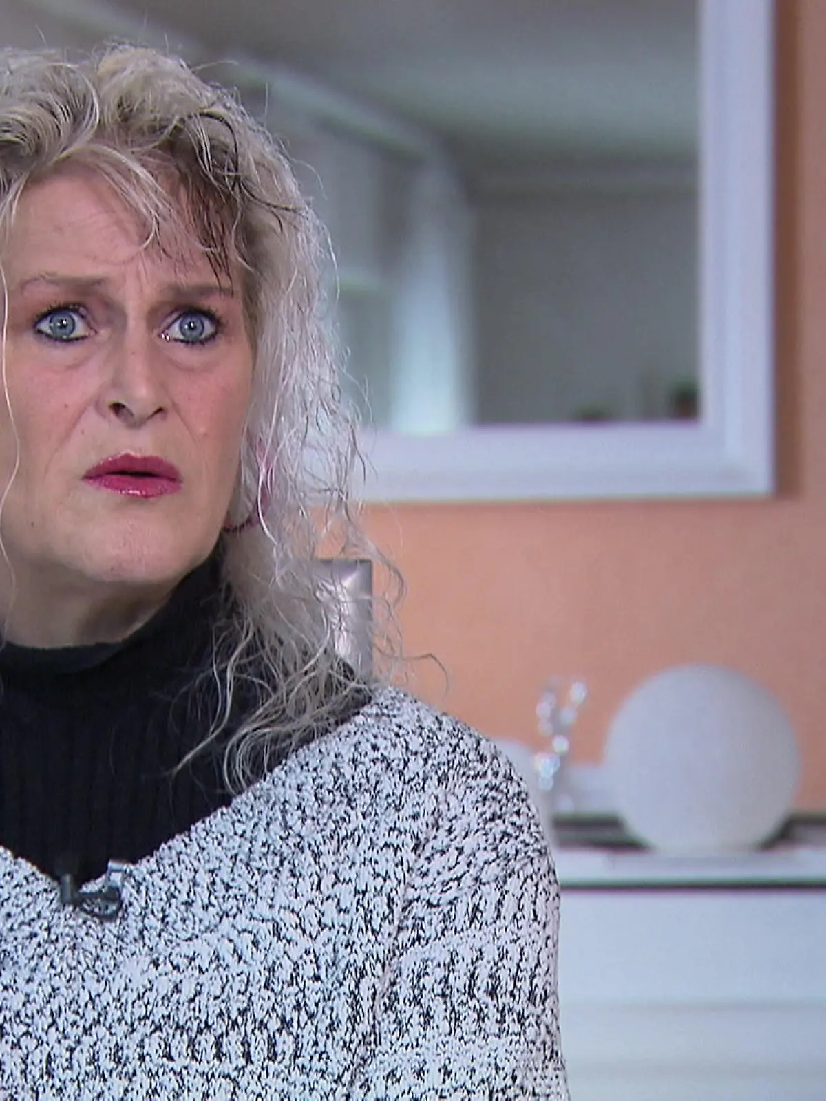 Sind meine Kinder etwa gar nicht tot?

Seit 35 Jahren quält Yvonne Günther diese Frage: Am 22. Februar 1989 bringt sie in der ehemaligen DDR ihre Zwillinge zur Welt – aber angeblich sind beide Kinder tot. So wird es Yvonne zumindest gesagt. Doch bis heute zweifelt sie daran: Denn die Dokumente der Klinik sind fehlerhaft und von den sterblichen Überresten ihrer Zwillinge fehlt jede Spur. Yvonnes Verdacht: Die Klinik hat ihr die Kinder gestohlen. Warum das kein Einzelfall ist, erklären wir im Video.