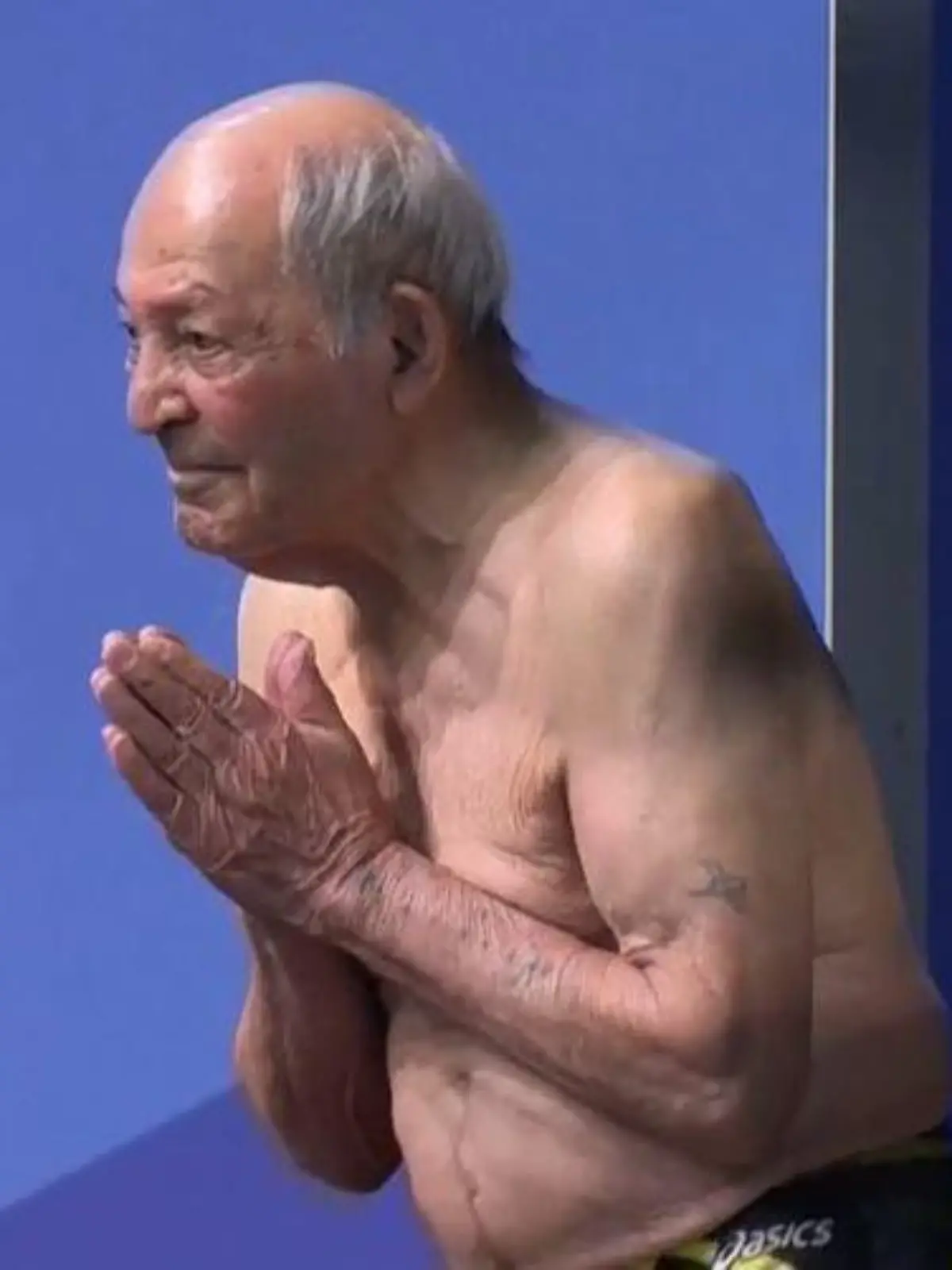 Der 100-jährige Taghi Askari ist leidenschaftlicher Wasserspringer.