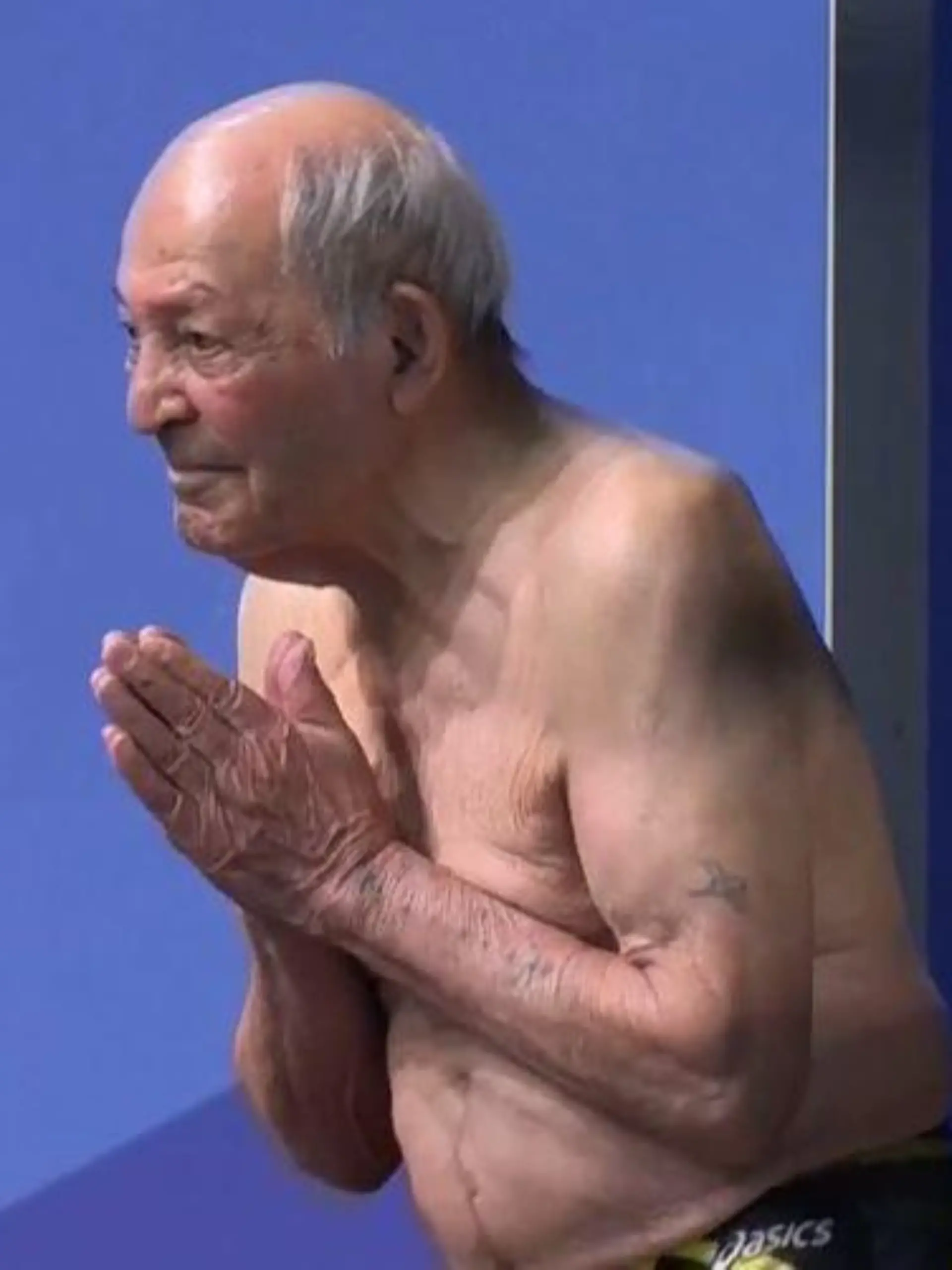 Der 100-jährige Taghi Askari ist leidenschaftlicher Wasserspringer.