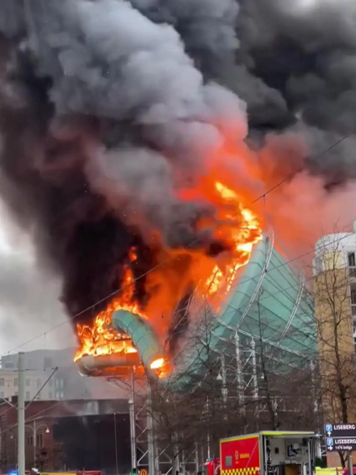 Ein Großbrand sorgte für Aufruhr in der schwedischen Stadt Göteborg. Aus dem Spaßbad Oceana im Freizeitpark Liseberg steigen dicke, schwarze Wolken in die Luft. Es folgen mehrere Explosionen. Das Gebäude steckt noch mitten im Aufbau und sollte Ende des Jahres eröffnet werden.