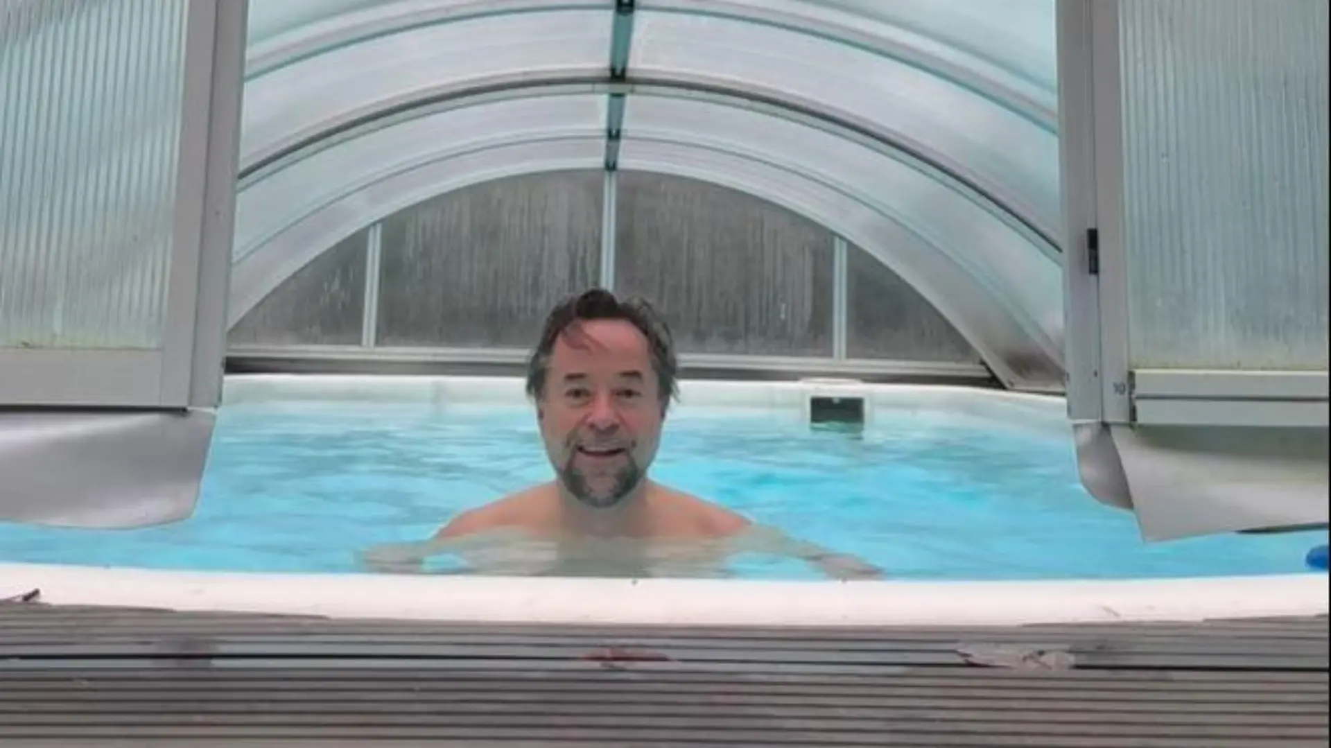 Jan Josef Liefers zeigt sich beim Eisbaden im Pool