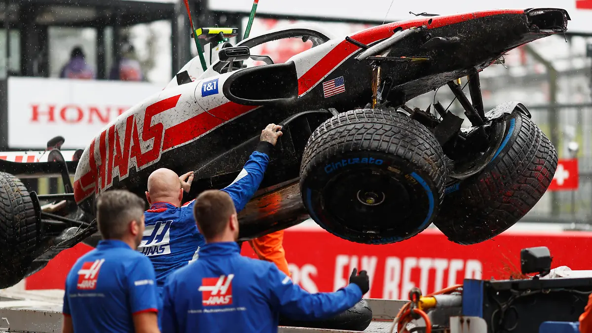 Formula 1 2022: Japanese GP SUZUKA, JAPAN - OCTOBER 07: Mechanics unload the damaged car of Mick Schumacher, Haas VF-22, from a flat bed truck after FP1 during the Japanese GP at Suzuka on Friday October 07, 2022 in Suzuka, Japan. Photo by Andy Hone / LAT Images Images PUBLICATIONxINxGERxSUIxAUTxHUNxONLY GP2218_231807_ONY9636