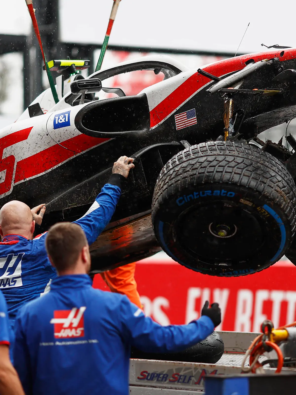  Formula 1 2022: Japanese GP SUZUKA, JAPAN - OCTOBER 07: Mechanics unload the damaged car of Mick Schumacher, Haas VF-22, from a flat bed truck after FP1 during the Japanese GP at Suzuka on Friday October 07, 2022 in Suzuka, Japan. Photo by Andy Hone / LAT Images Images PUBLICATIONxINxGERxSUIxAUTxHUNxONLY GP2218_231807_ONY9636