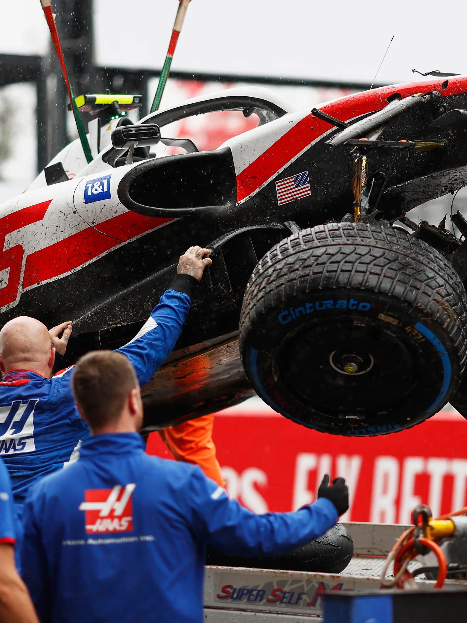  Formula 1 2022: Japanese GP SUZUKA, JAPAN - OCTOBER 07: Mechanics unload the damaged car of Mick Schumacher, Haas VF-22, from a flat bed truck after FP1 during the Japanese GP at Suzuka on Friday October 07, 2022 in Suzuka, Japan. Photo by Andy Hone / LAT Images Images PUBLICATIONxINxGERxSUIxAUTxHUNxONLY GP2218_231807_ONY9636