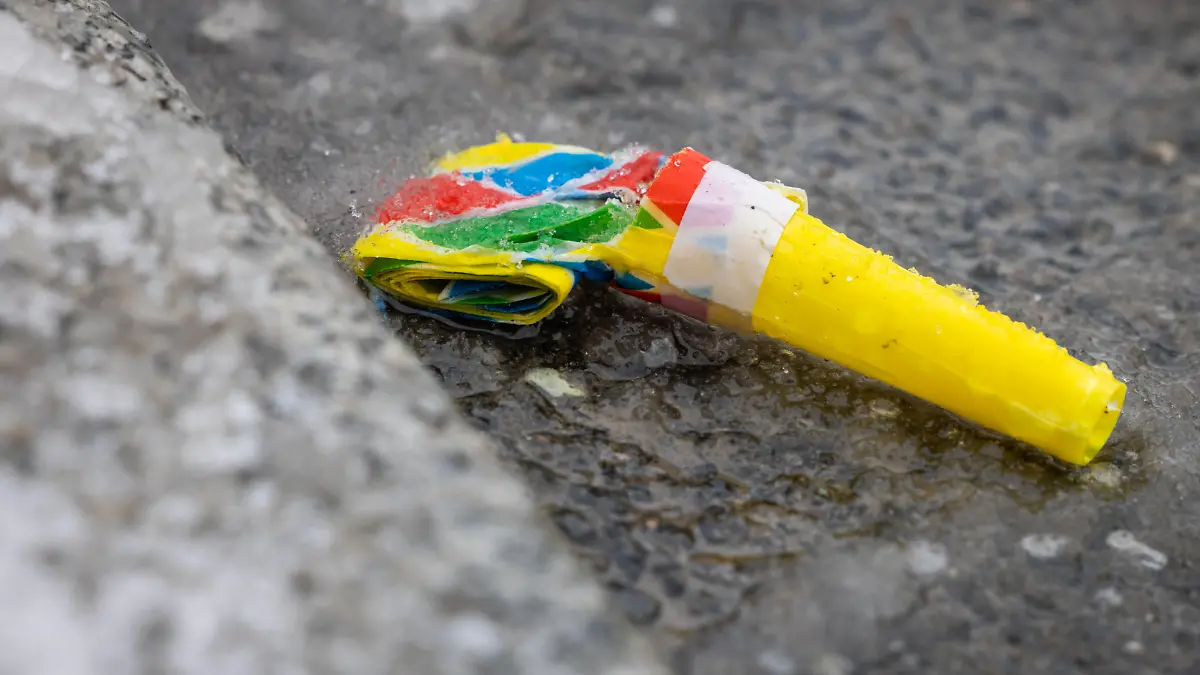Eine Karnevalströte liegt am Straßenrand im Zentrum von Jüchsen. Etwa 90 Menschen haben sich Tags zuvor in dem Corona-Hotspot zu einem Faschingsumzug versammelt. Der Grabfelder Ortsteil weist die größte Inzidenz in Thüringen auf und gilt demnach als Corona-Hotspot.