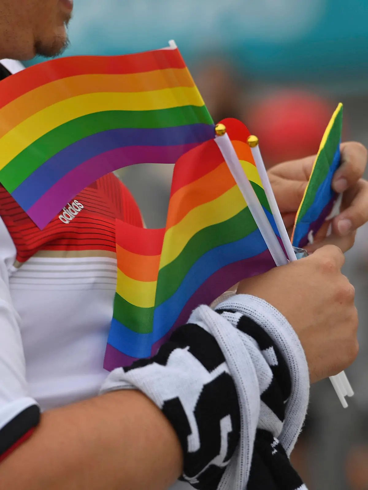 Feature, Fan aus GER mit LGBTQ * / LGBT Fahnen, Regenbogenfahnen, Gruppenphase, Vorrunde Gruppe F, Spiel M36, Deutschland GER - Ungarn HUN, am 23.06.2021 in Muenchen/ Deutschland, Fussball Arena Alliianz Arena. Fussball EM 2020 vom 11.06.2021-11.07.2021.  *** Feature, fan from GER with LGBTQ LGBT flags, rainbow flags, group stage, preliminary round group F, match M36, Germany GER Hungary HUN , on 23 06 2021 in Munich Germany, Football Arena Alliianz Arena Football EM 2020 from 11 06 2021 11 07 2021  