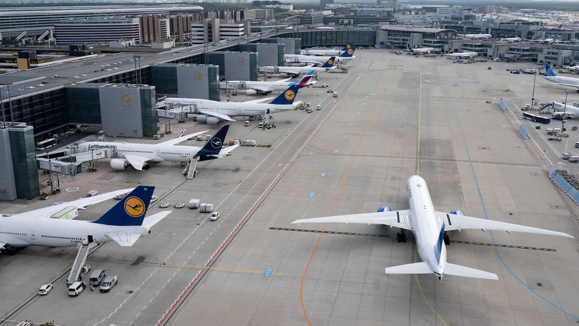 Passagierjets stehen auf dem Flughafen Frankfurt.
