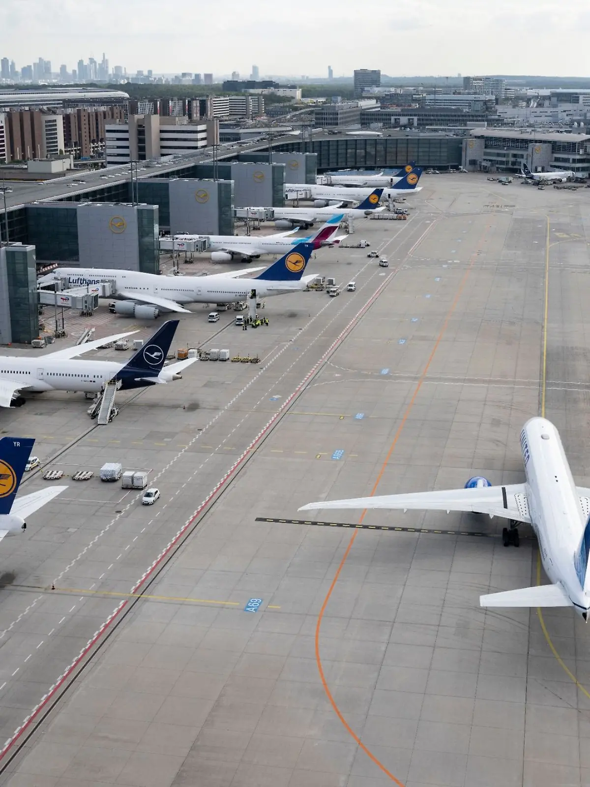 Passagierjets stehen auf dem Flughafen Frankfurt.